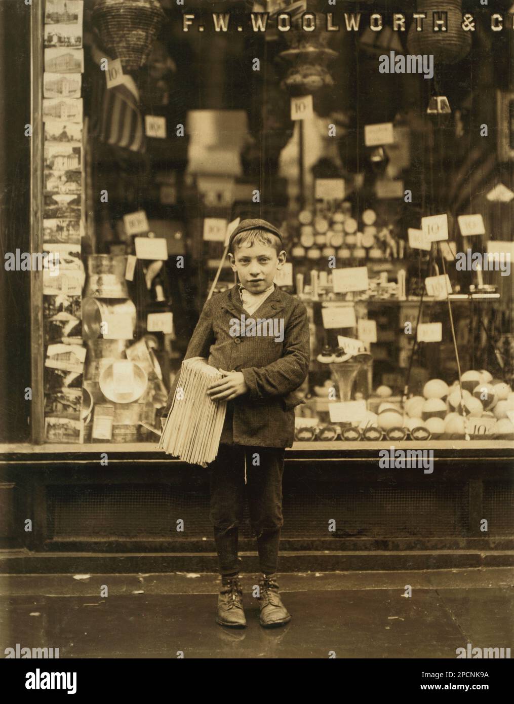1910 , june , Philadelphia , Pennsylvania , USA: der italienische Simon Mellitto, 314 American St., 10 Jahre alt, Zeitungsjunge, Einkommen 25 bis 75 Cent pro Tag. Vater Schlosser, macht etwa $12 pro Woche. Hat einen Bruder, der auch - NEWSBOYS , Fotos von LEWIS HINE ( 1874 - 1940 ) - - NEWSBOYS - BAMBINI -- LAVORATORI - BAMBINO - KINDERARBEITER - FABRIK - KINDHEIT - KINDHEIT - KIDNIEN - LAVORO MINORILE - LAVORO - ARBEIT - LAVORATORE - ARBEITNEHMER - OPERAIO - CLASSE OPERAIA LAVORATRICE - ARBEITERKLASSE - OPERAI - LAVORATORI - LAVORO - UNITI D' AMERICA - FOTO STORICHE - GESCHICHTE - PORTRÄT - Rituto - TEMPI Stockfoto