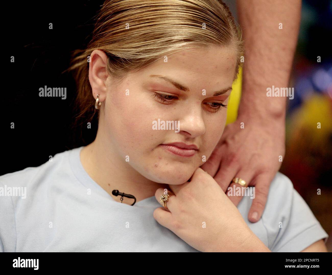 Erin Herrin, mother of conjoined twins Kendra and Maliyah Herrin holds her husband's hand while spending time with the support of family and friends in a waiting room at Primary Children's Medical Center while their daughters undergo seperation surgery Monday, Aug. 7, 2006 in Salt Lake City. The twins are joined at the hip and share numerous internal organs. (AP Photo/Steve C. Wilson) Stockfoto