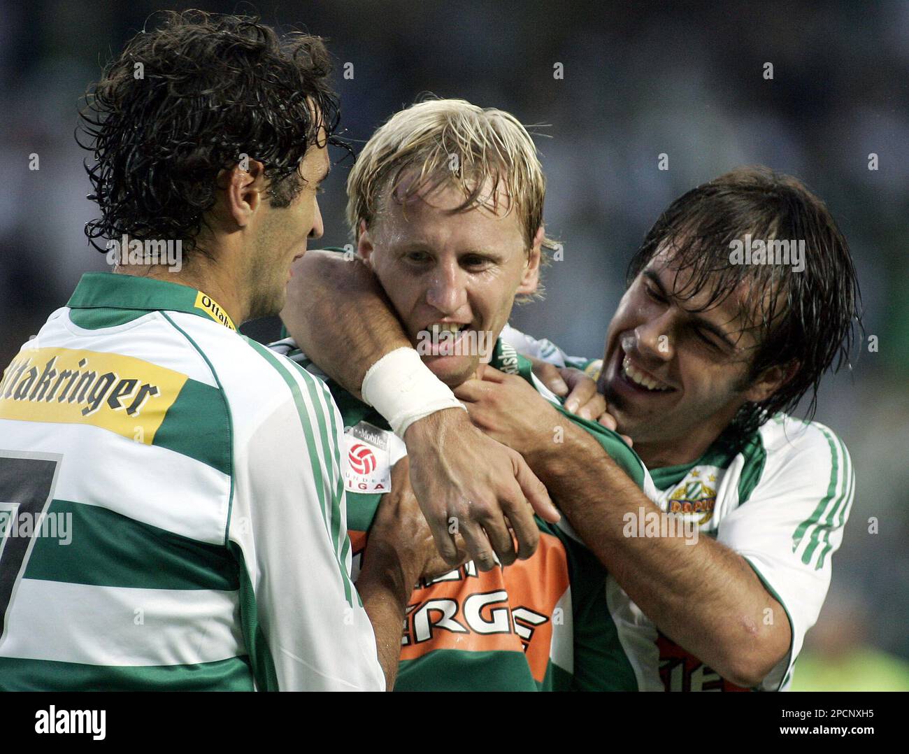 SK Rapid Wiens Peter Hlinka jubelt mit Radek Bejbl und Mate Bilic, von
