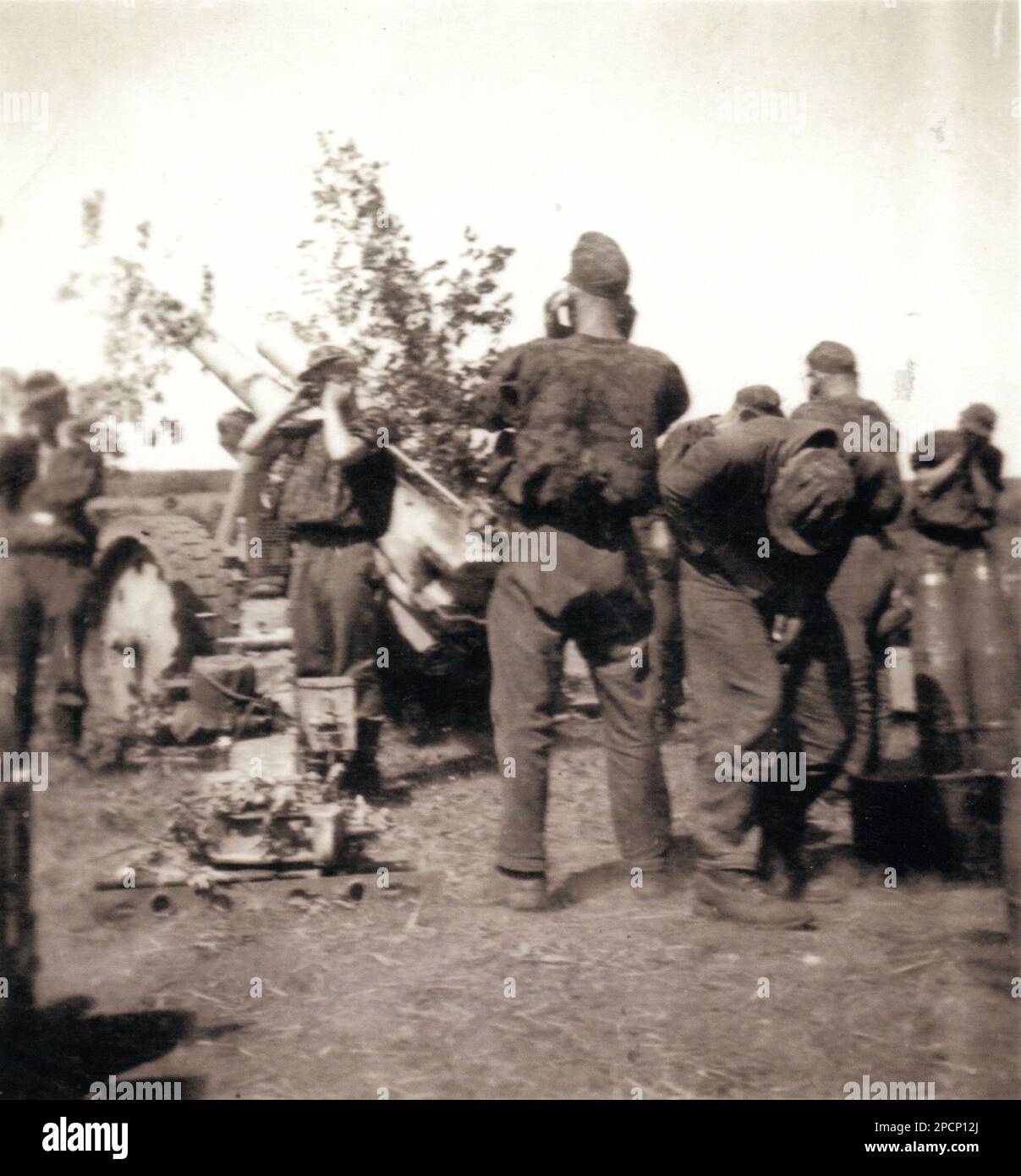 B&W-Foto aus dem 2. Weltkrieg Deutsche Truppen in Camo Smocks Feuern ihre Artillerie während der Schlacht von Kursk 1943. Die Truppen gehören der LSSAH-Panzer-Division an, die während einer Offensive an der russischen Front schwere Kämpfe verübt hat. Stockfoto