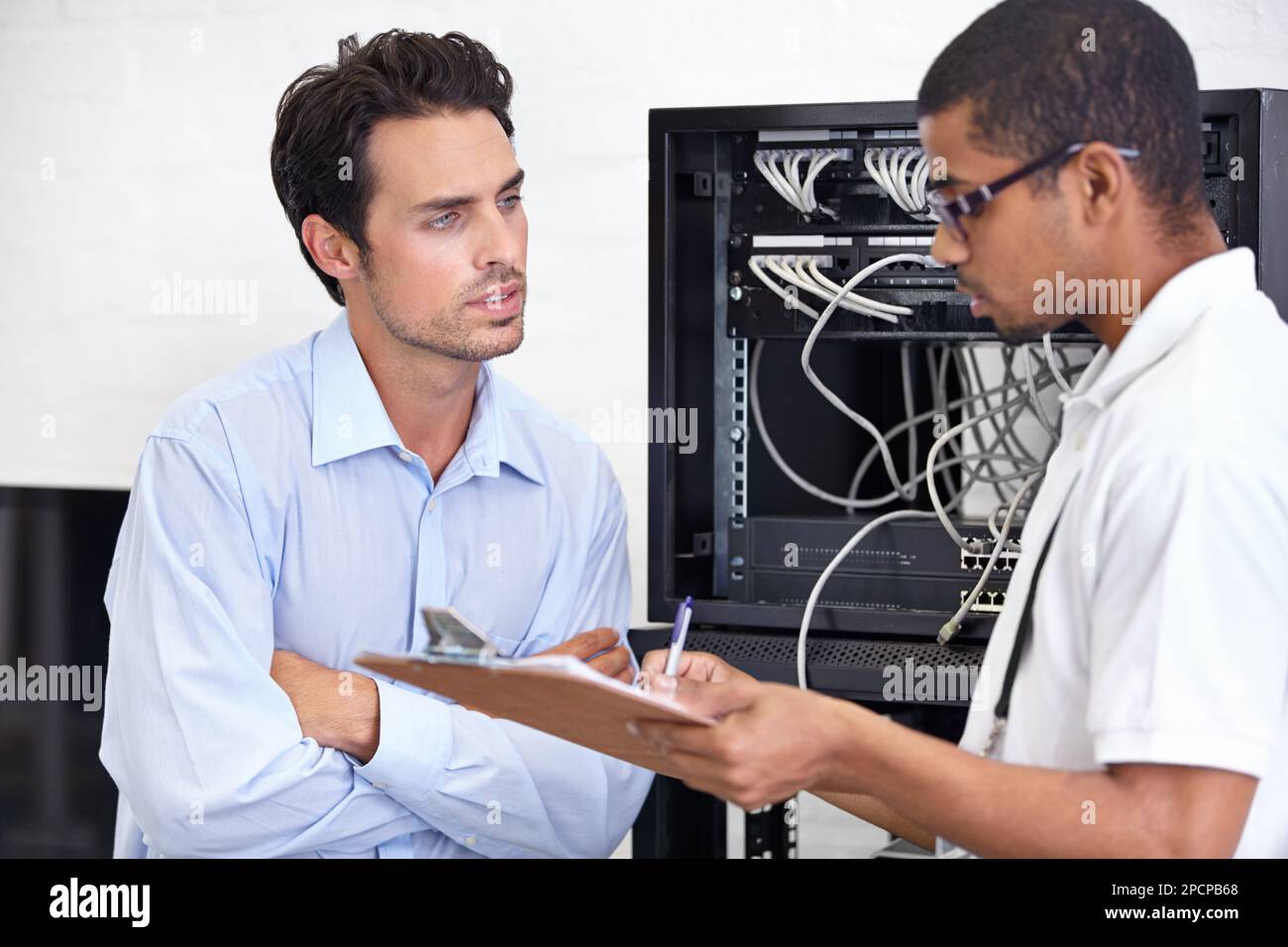 Das ist es, was Ihr System benötigt. Ein junger IT-Spezialist, der bereit ist, einen Server zu reparieren. Stockfoto