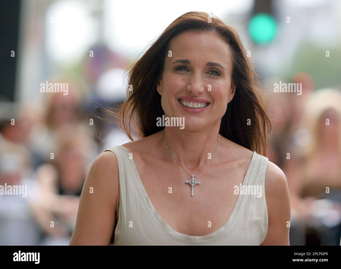 Andie MacDowell arrives to the premiere of "Barnyard" at the Cinerama Dome in Los Angeles, Sunday, July 30, 2006. (AP Photo/Branimir Kvartuc) Stockfoto