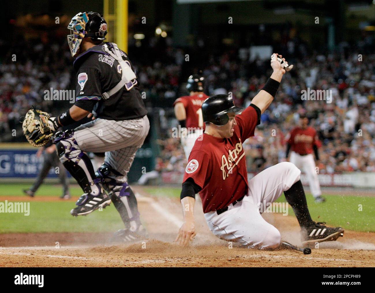 Houston Astros' Luke Scott, right, slides by Arizona Diamondbacks catcher Johnny Estrada to score from third base on a sacrifice bunt by Brad Ausmus during the seventh inning of a baseball game in Houston, Sunday, July 30, 2006. (AP Photo/Dave Einsel) Stockfoto
