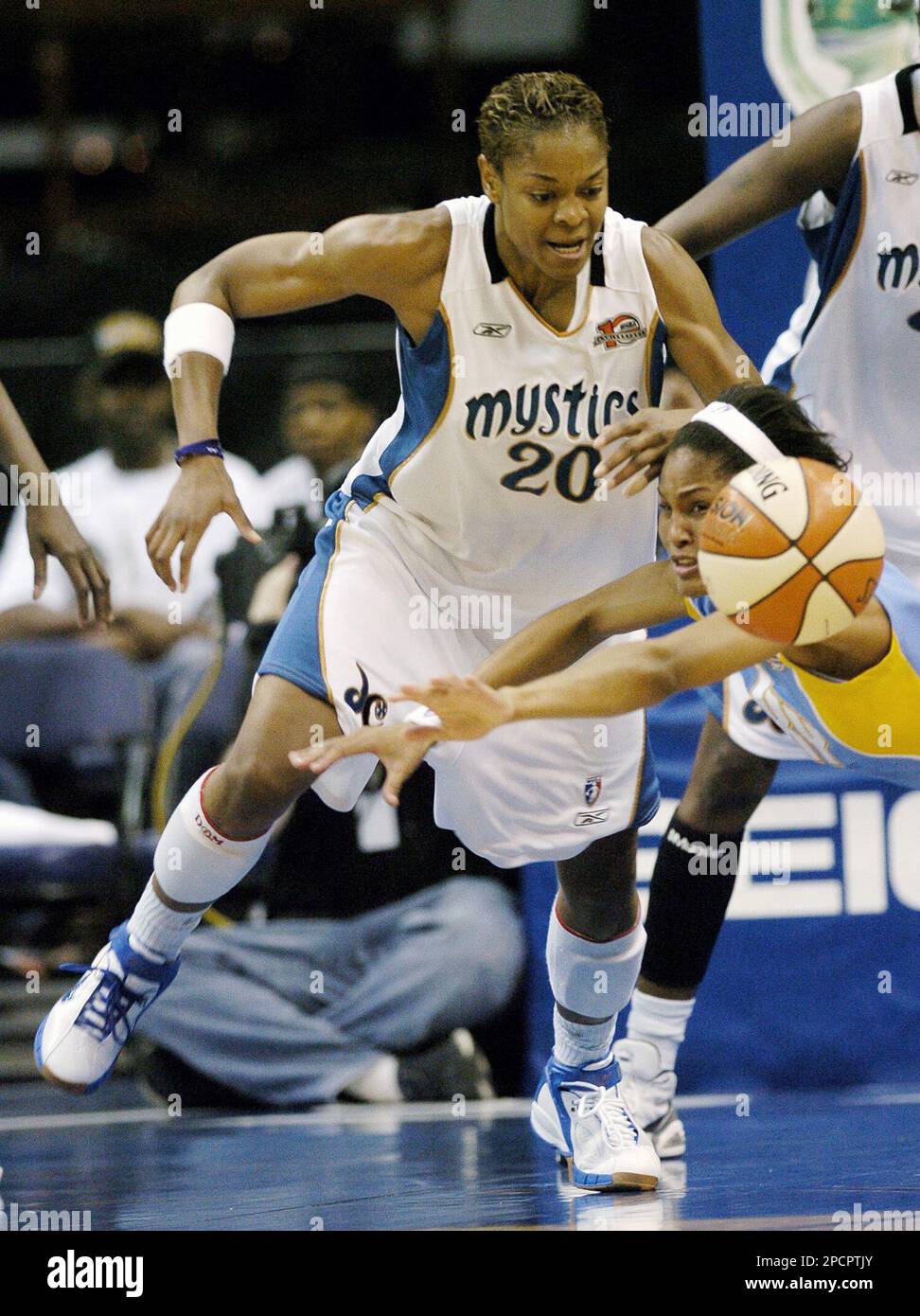 Washington Mystics' Alana Beard, left, chases after a loose ball against Chicago Sky's Chelsea Newton, right, during the second quarter of a WNBA basketball game, Thursday, July 27, 2006, in Washington. (AP Photo/Nick Wass) Stockfoto