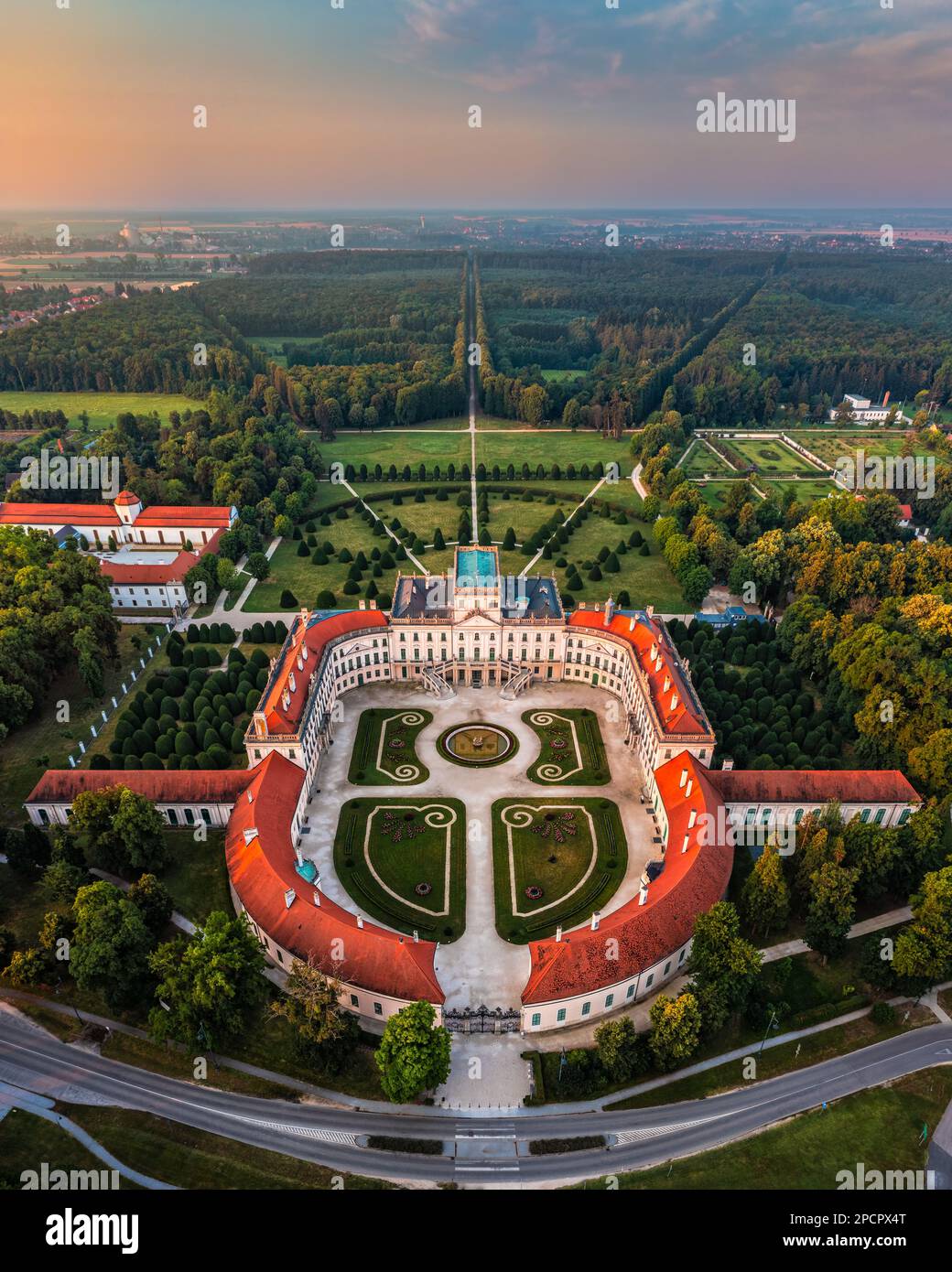 Fertod, Ungarn - Luftpanorama auf das schöne Schloss Esterhazy (Esterhazy-kastely) und den Garten in Fertod, in der Nähe von Sopron an einem sonnigen Sommermorgen Stockfoto