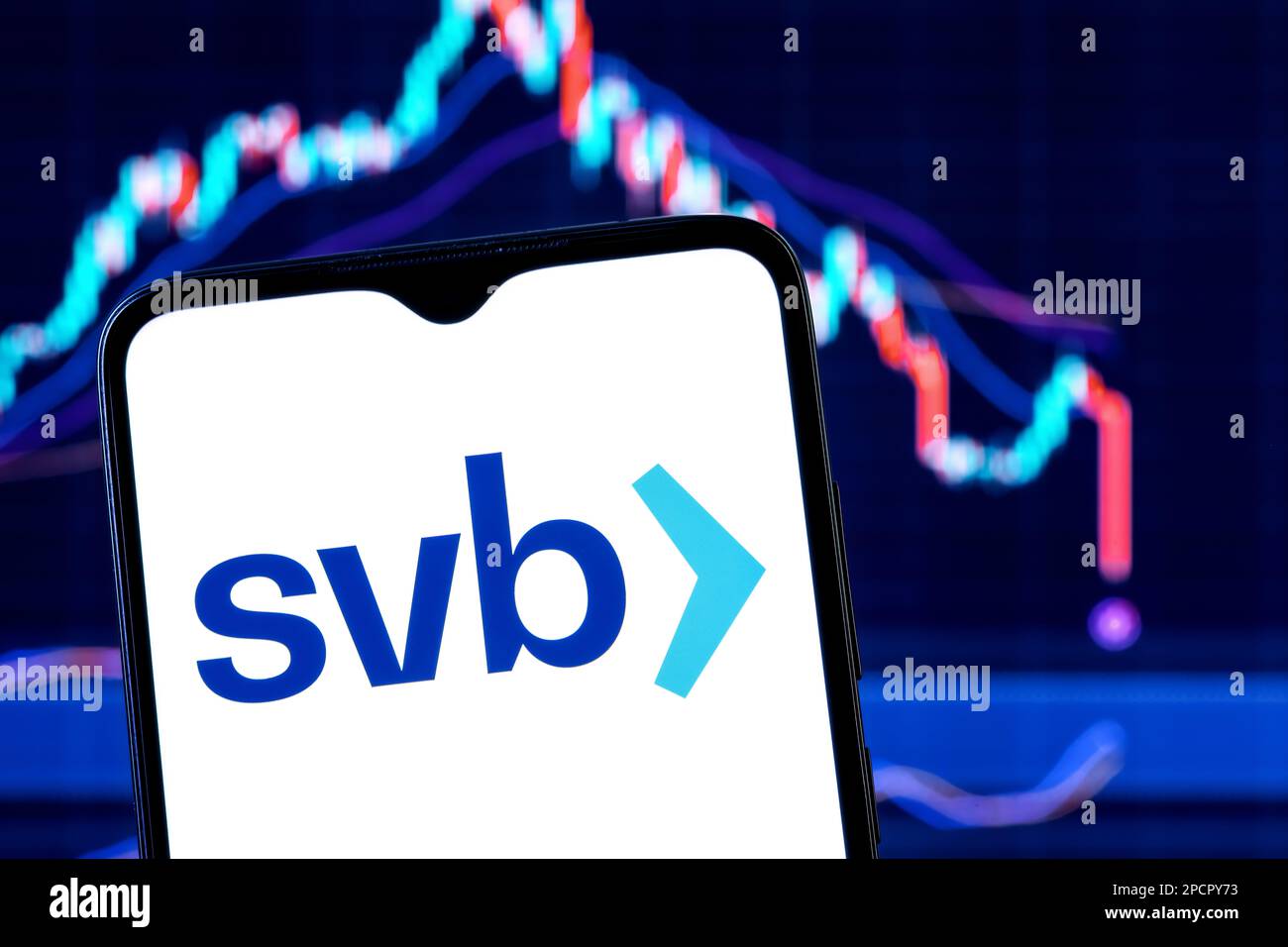 Kasan, Russland - 13. März 2023: Smartphone mit Silicon Valley Bank Logo. Aktientabelle der Silicon Valley Bank im Hintergrund. Stockfoto