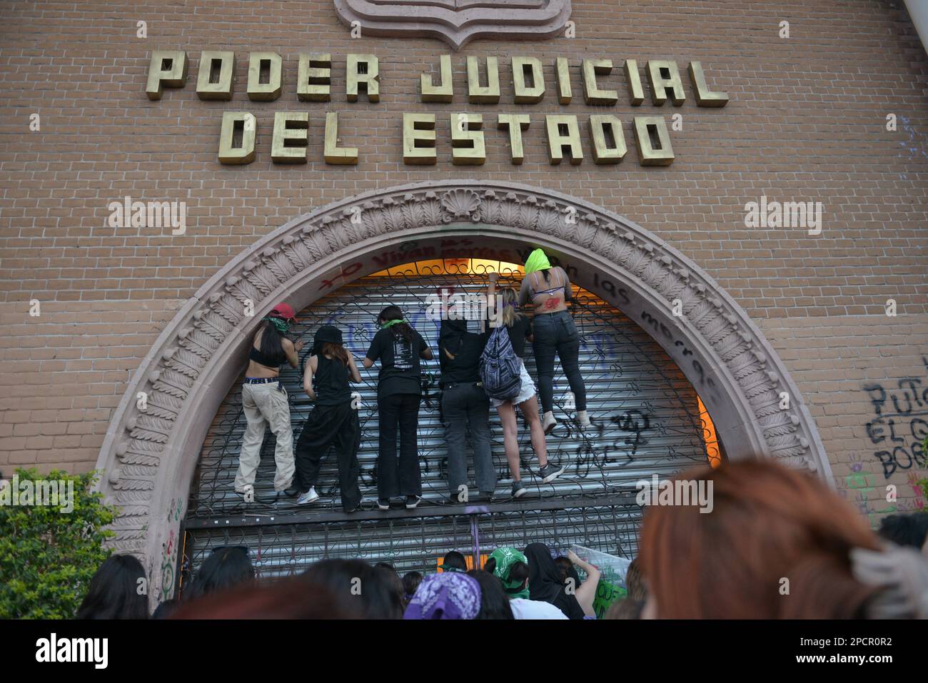 08. März 2023, HERMOSILLO MEXIKO: Demonstranten am Internationalen Frauentag am 8. März in der Staatlichen Gerichtsbarkeit der Sonora am 8. März 20023 in Hermosillo. (Foto: Vierter Shooter / Nordfoto) 08 de marzo de 2023, HERMOSILLO MEXIKO: Los manifestantes en el Día Internacional de la Mujer el 8 de marzo en el Poder judicial del Estado de Sonora el 8 marzo 20023 en Hermosillo . (Foto: Tirador Cuarto/Norte Photo) Stockfoto