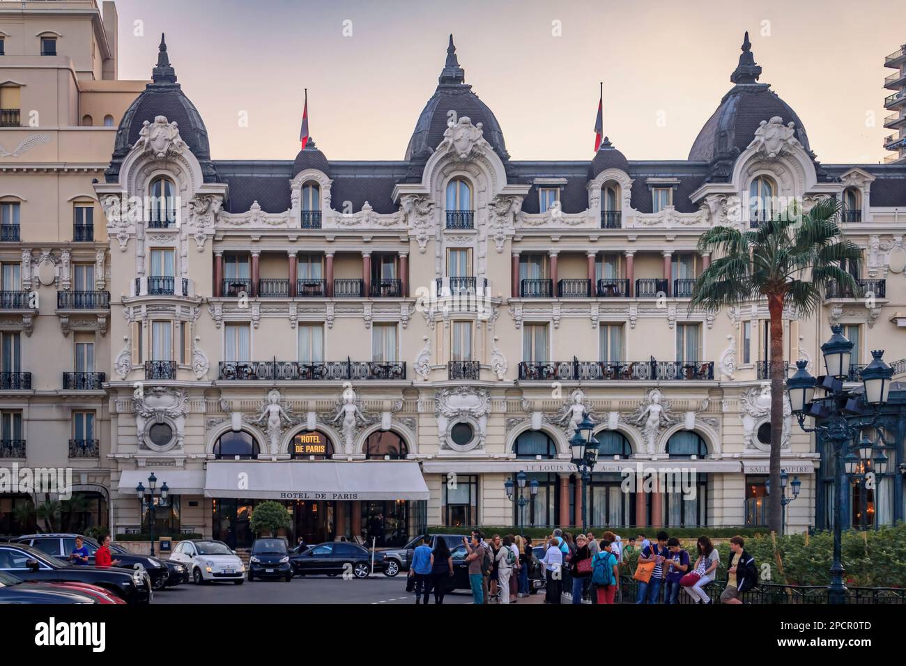 Monte Carlo, Monaco - 16. Oktober 2013: Hotel de Paris, berühmtes Jugendstilhotel am Place du Casino in der Nähe des Grand Casino Stockfoto