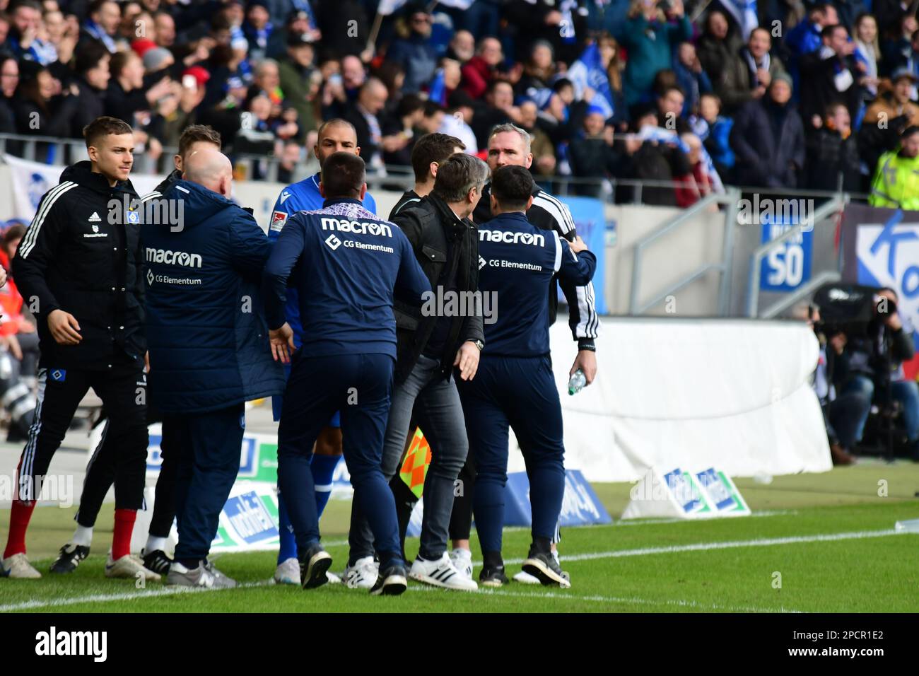 Streit zwischen KSC Zlatan Bajramovic und HSV Coach Tim Walter Hamburger Sv Karlsruher SC Stockfoto