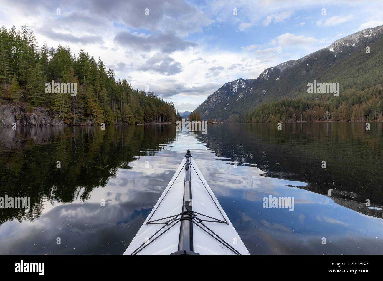 Kajakfahren im ruhigen Wasser mit der kanadischen Berglandschaft. Stockfoto