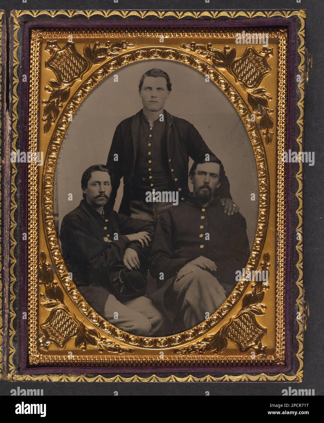 Drei nicht identifizierte Soldaten in Uniformen der Union. Liljenquist Family Sammlung von Bürgerkriegsfotografien , ausgestellt mit: "The Last Full Measure : Civil war Photographs from the Liljenquist Family Collection" in der Library of Congress, Washington, D.C., 2011, pp/liljunion. Usa, Armee, Volk, 1860-1870, Soldaten, Union, 1860-1870, Militäruniformen, Union, 1860-1870, USA, Geschichte, Bürgerkrieg, 1861-1865, Militärpersonal, Gewerkschaft. Stockfoto