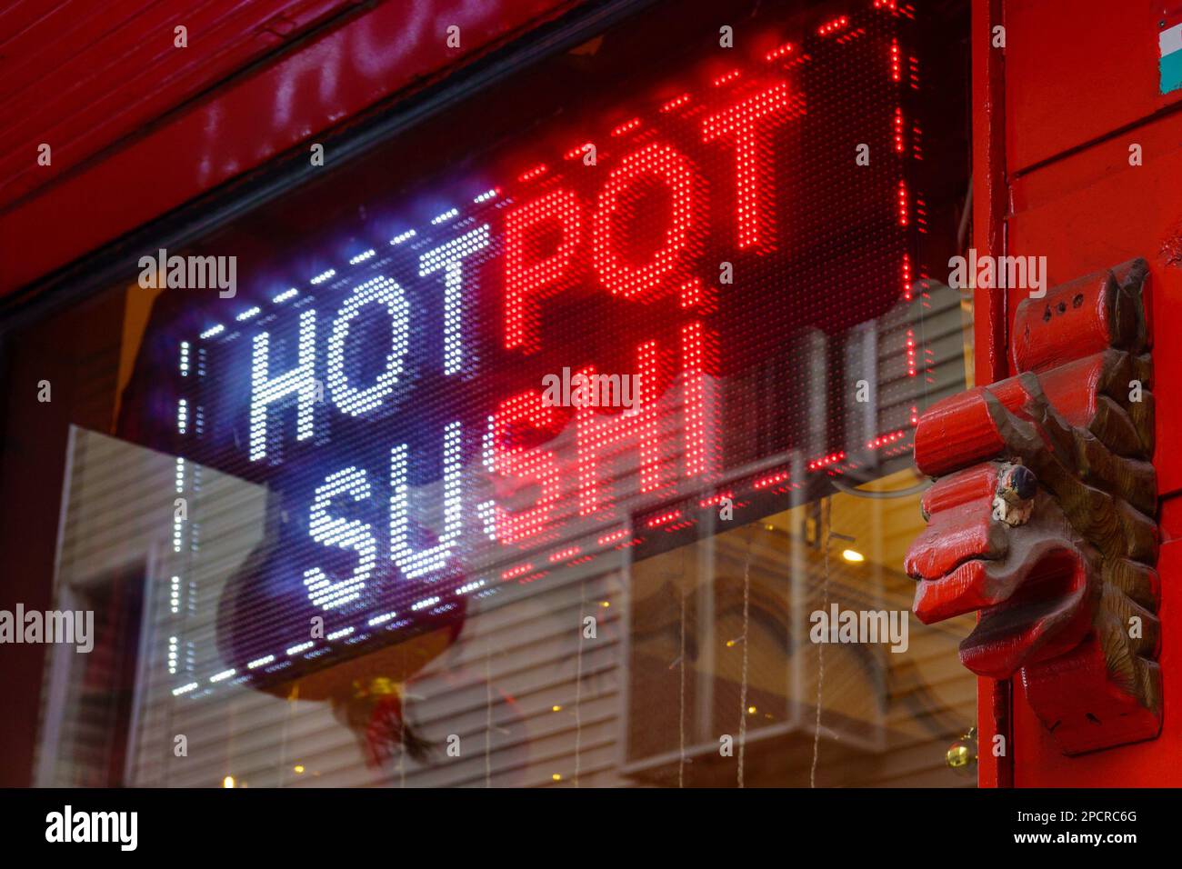 Neonschild mit Beschriftung auf dem Fenster Stockfoto