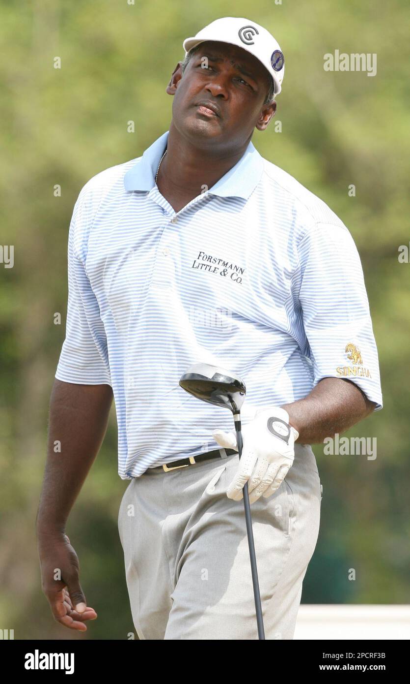 Fiji's Vijay Singh watches his drive from the 5th tee during the second round of the British Open Golf Championship at the Royal Liverpool Golf Course in Hoylake, England Friday July 21, 2006. (AP Photo/Jon Super) Stockfoto