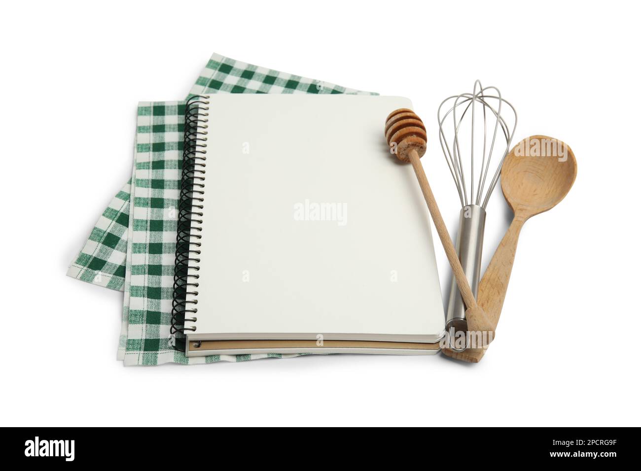 Leeres Rezeptbuch, Serviette und Küchenutensilien auf weißem Hintergrund. Platz für Text Stockfoto