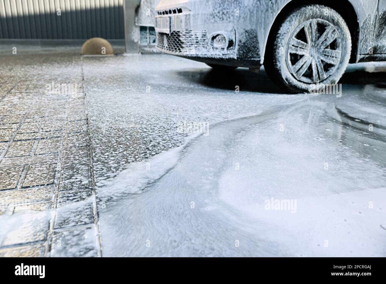 Auto waschen. Reinigung modernes Auto von Schaum bedeckt Stockfotografie -  Alamy