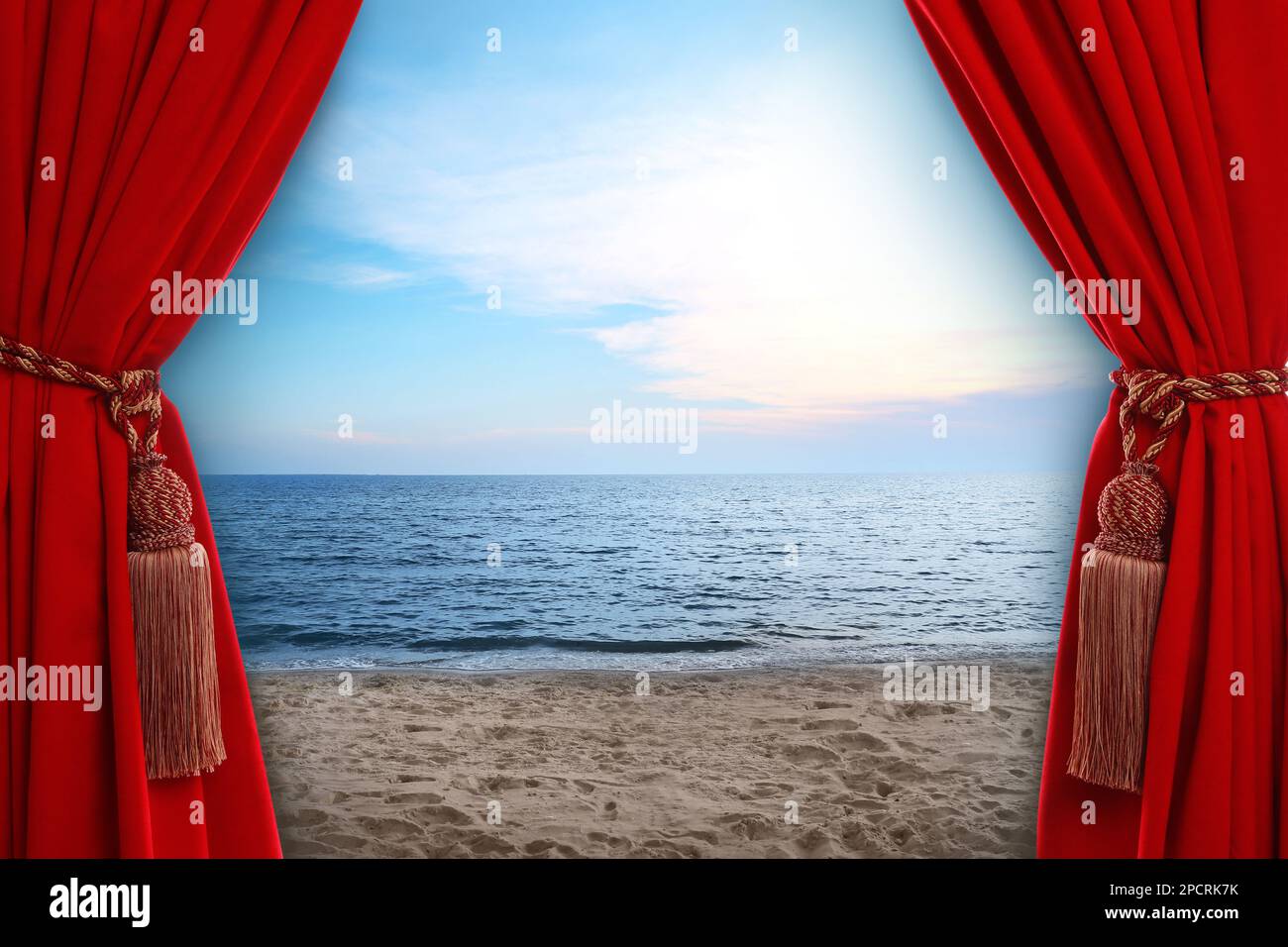 Offene, elegante rote Vorhänge und malerische Meereslandschaft im Hintergrund Stockfoto