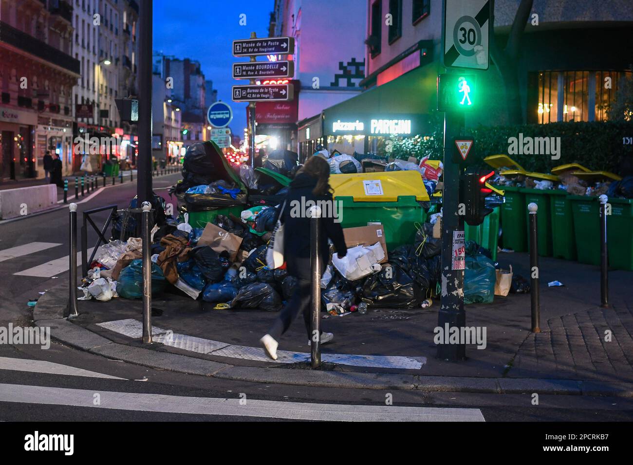 Paris, Frankreich. 13. März 2023. Mülltonnen überlaufen mit Müll auf den Straßen, während Sammler am 13. März 2023 in Paris streiken. Müllsammler haben sich den massiven Streiks in ganz Frankreich gegen Rentenreformpläne angeschlossen. Foto: Lionel Urman/ABACAPRESS.COM Kredit: Abaca Press/Alamy Live News Stockfoto