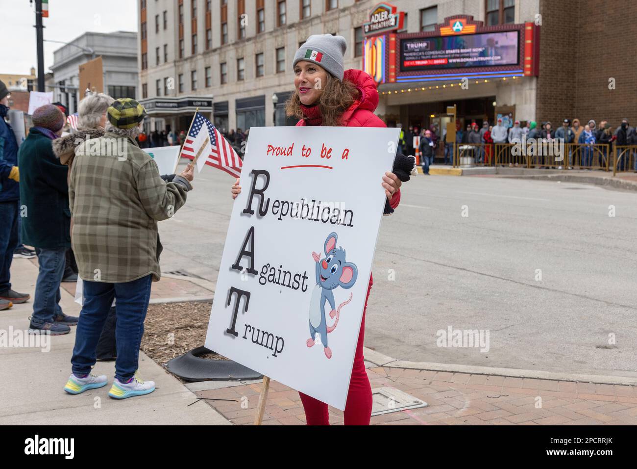 Davenport, Iowa, USA. 13. März 2023. Die Anti-Trump-Demonstranten richteten am 13. März 2023 im Adler Theater in Davenport, Iowa, USA, gegenüber dem ehemaligen Präsidenten Donald Trump eine Rallye ein. Eine Frau hielt einen Rupublikaner gegen ein Trump-Streikschild. Trump nimmt 2024 an seiner dritten Hauptkampagne für die US-Präsidentschaft Teil. Kredit: Keith Turrill/Alamy Live News Stockfoto