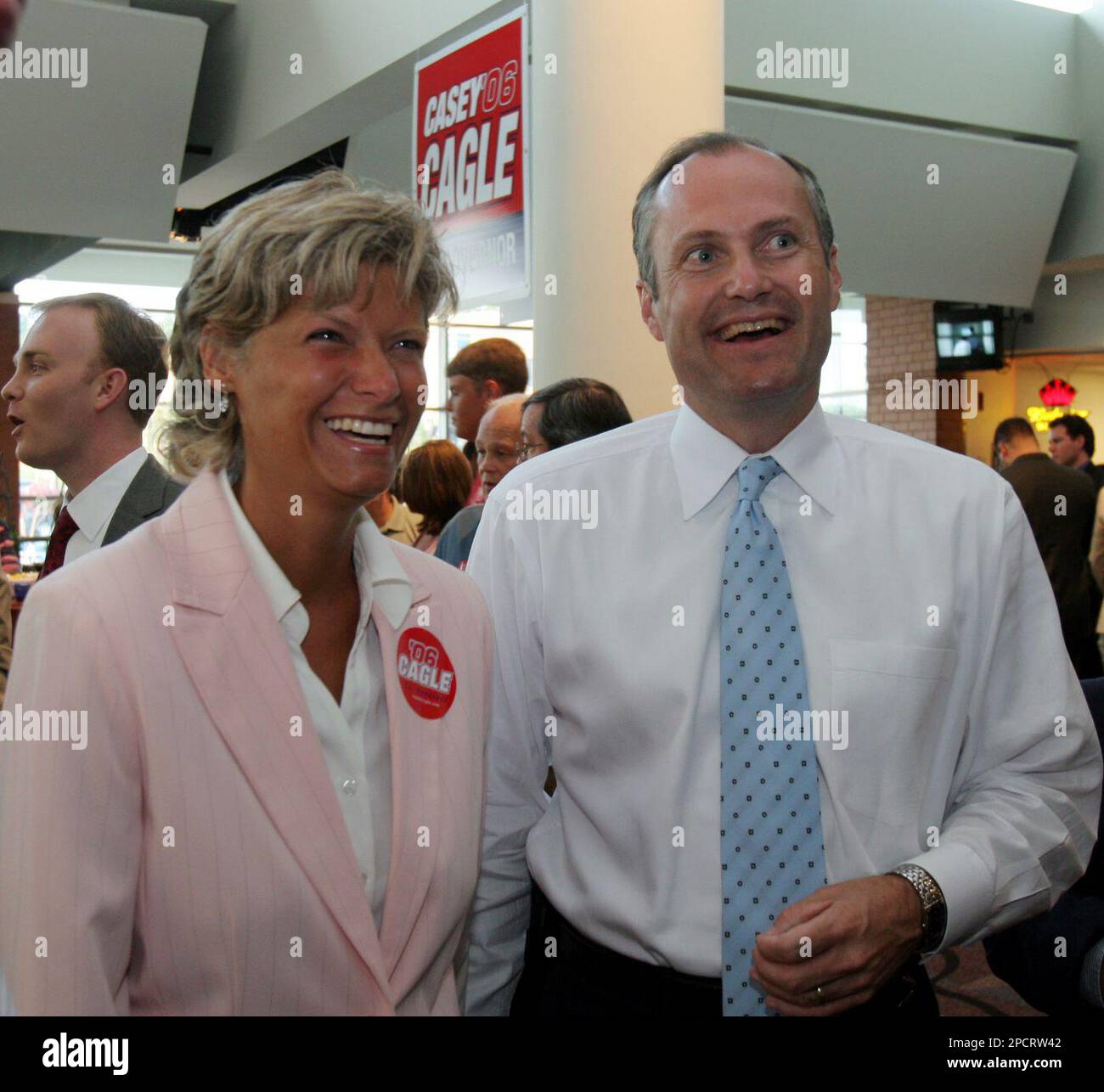 Casey Cagle, Republican candidate for Georgia lieutenant governor, and his wife, Nita, greets supporters and friends as they await results of the Georgia primary Tuesday, July 18, 2006, at the Gwinnett Arena in Duluth, Ga. (AP Photo/Gene Blythe) Stockfoto