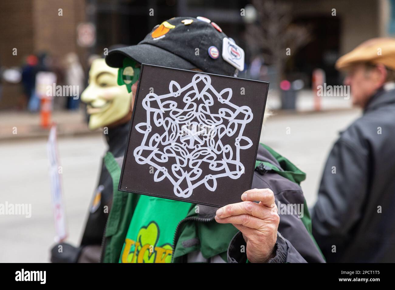 Davenport, Iowa, USA. 13. März 2023. Die Anti-Trump-Demonstranten richteten am 13. März 2023 im Adler Theater in Davenport, Iowa, USA, gegenüber dem ehemaligen Präsidenten Donald Trump eine Rallye ein. Eine Frau hielt eine Schneeflocke mit dem Wort LOSER versteckt im Design. Trump nimmt 2024 an seiner dritten Hauptkampagne für die US-Präsidentschaft Teil. Kredit: Keith Turrill/Alamy Live News Stockfoto