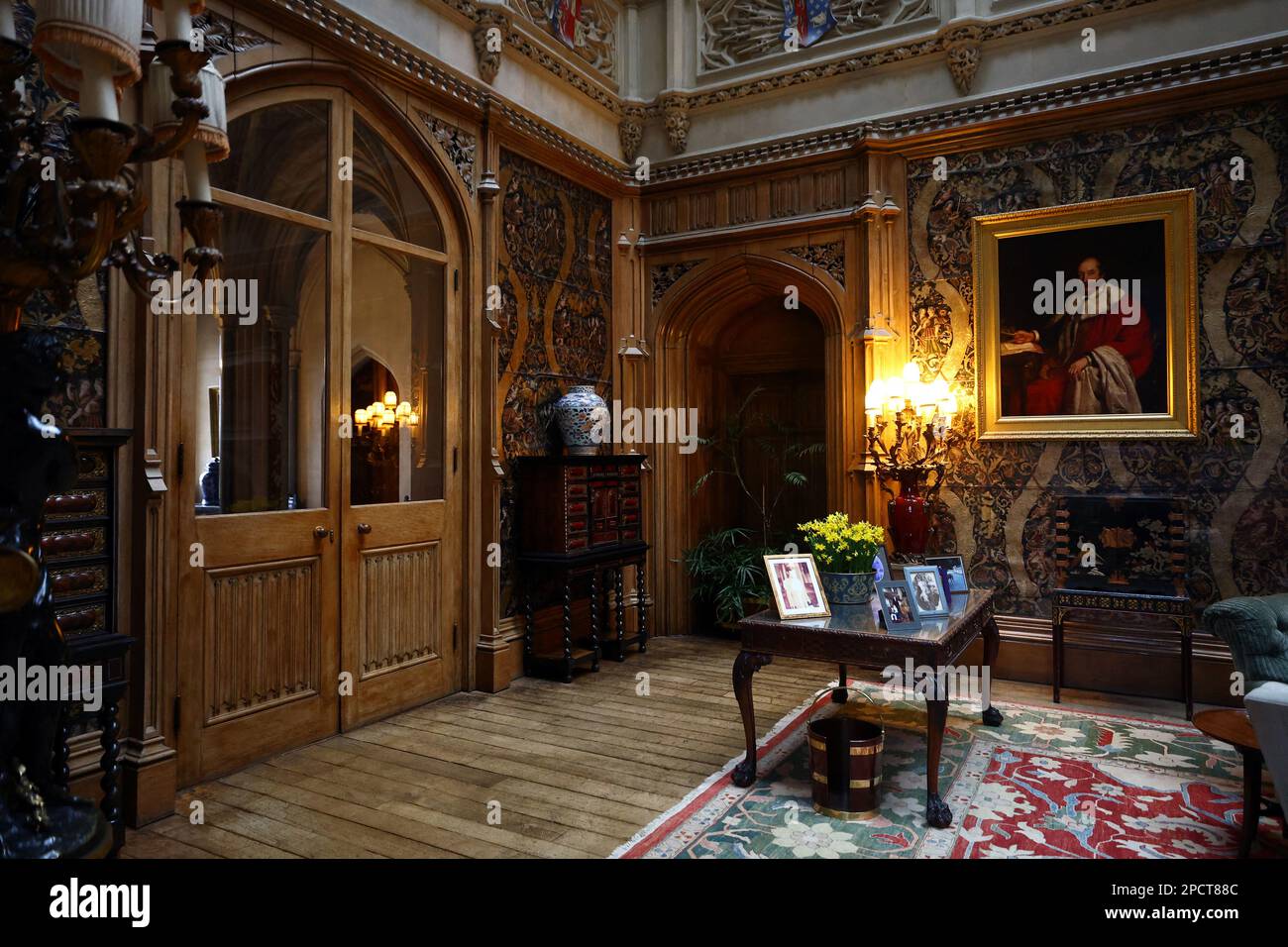 Ein Blick von innen auf Highclere Castle, das Herrensitz, das weltweit als Veranstaltungsort für „Downton Abbey“ bekannt ist, in Highclere, Großbritannien, 10. März 2023. REUTERS/Hannah McKay Stockfoto