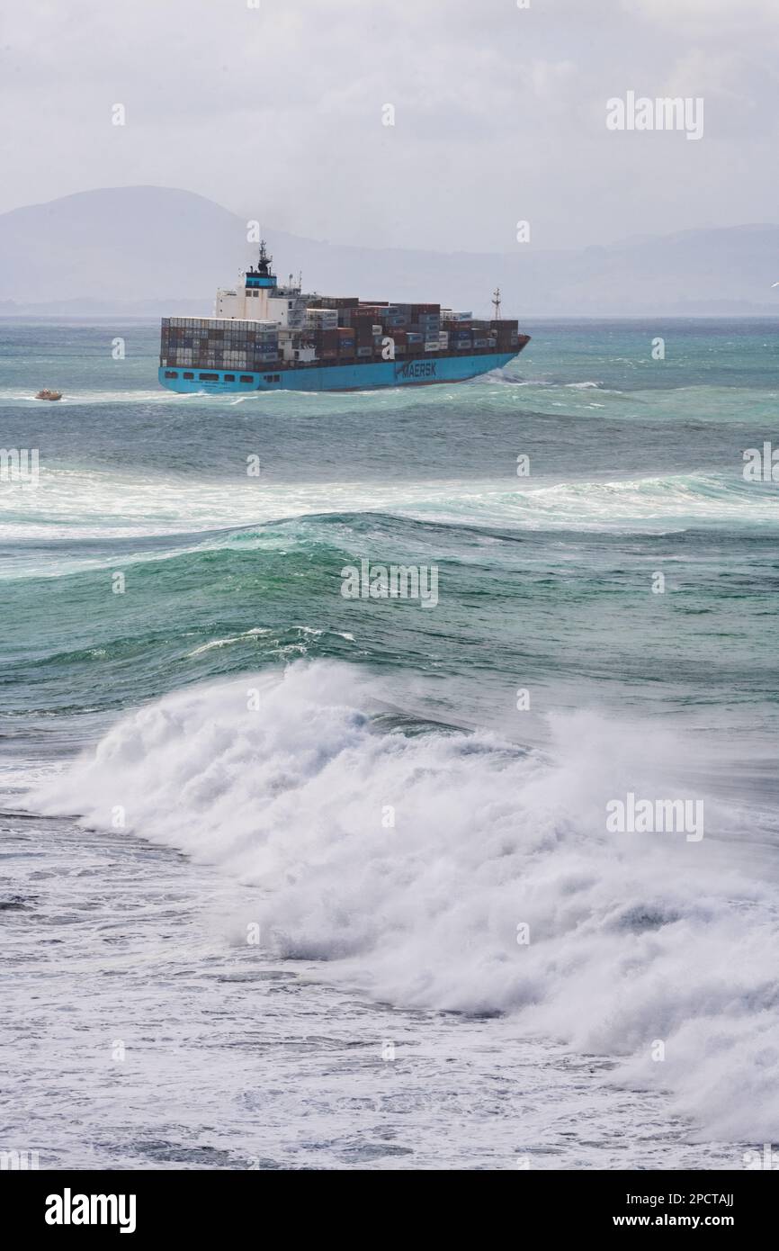Ein riesiges Frachtschiff, das über den rauen pazifischen Ozean segelt, mit Wellen, die vor der Küste Neuseelands abstürzen. Stockfoto