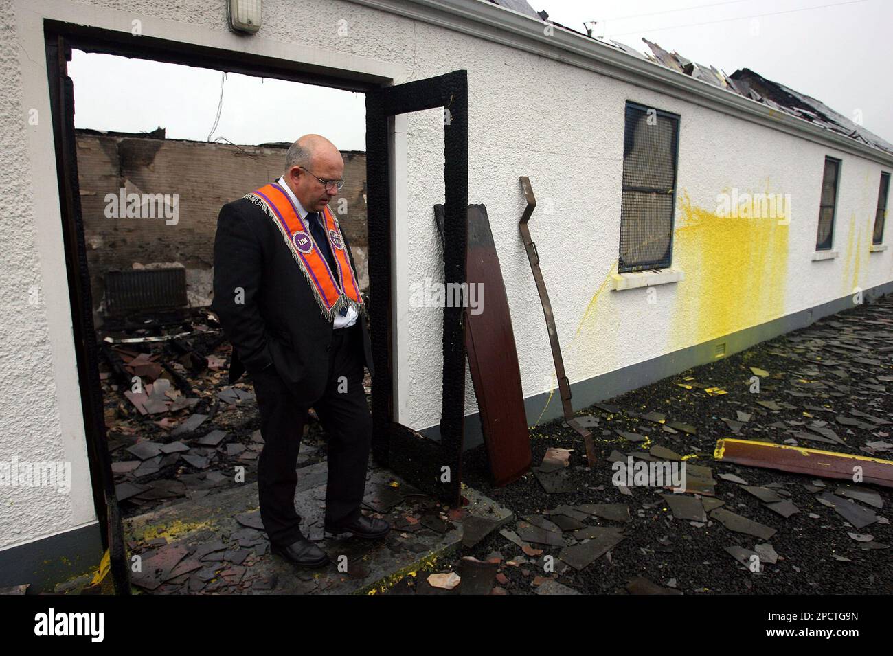 Alan Wright Grand Master of Ballymena District Orange Order looks at the damage caused to Armoy Orange Hall, Northern Ireland, Wednesday, July, 12, 2006. The fire was gutted in a sectarian arson attack early Wednesday. (AP Photo/Peter Morrison) Stockfoto