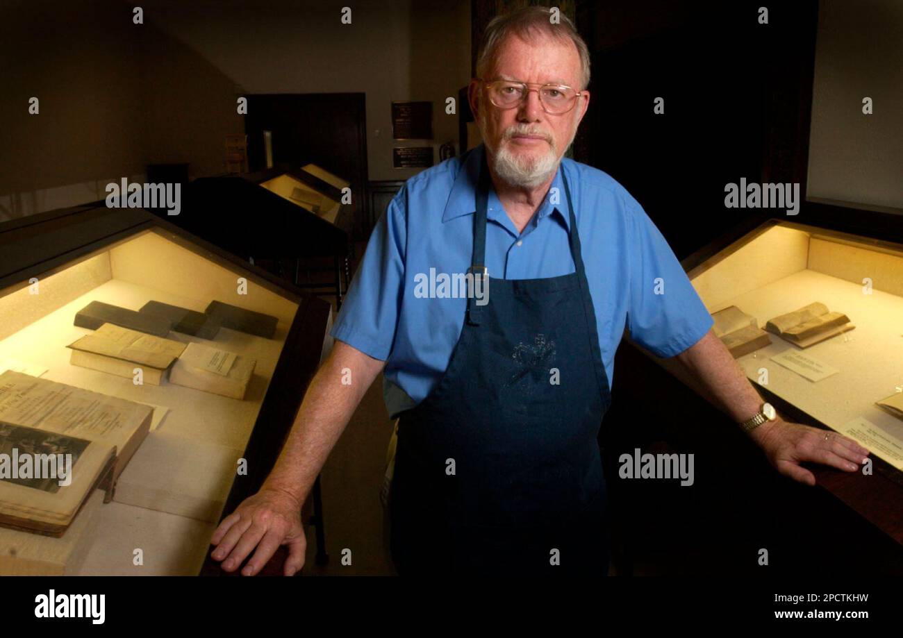 **ADVANCE FOR WEEKEND EDITIONS JULY 14-16** John Forbes, curator for the William A. Quayle Rare Bible Collection at Baker University, is pictured with the collection Friday, May 25, 2006 in Baldwin City, Kan. (AP Photo/Lawrence Journal-World, Nick Krug) Stockfoto