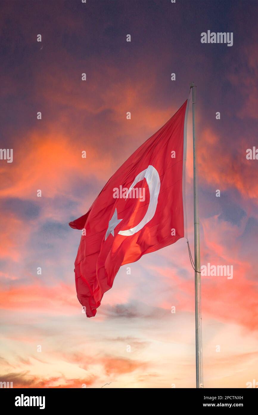 Türkische Flagge. Türkische Staatsflagge. Türkische Flagge bei Sonnenuntergang Stockfoto