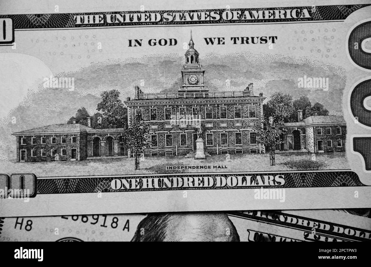 Eine Nahaufnahme der Rückseite eines 100-Dollar-Wechsels in US-Währung mit einem Motto in gott, dem wir vertrauen. Stockfoto