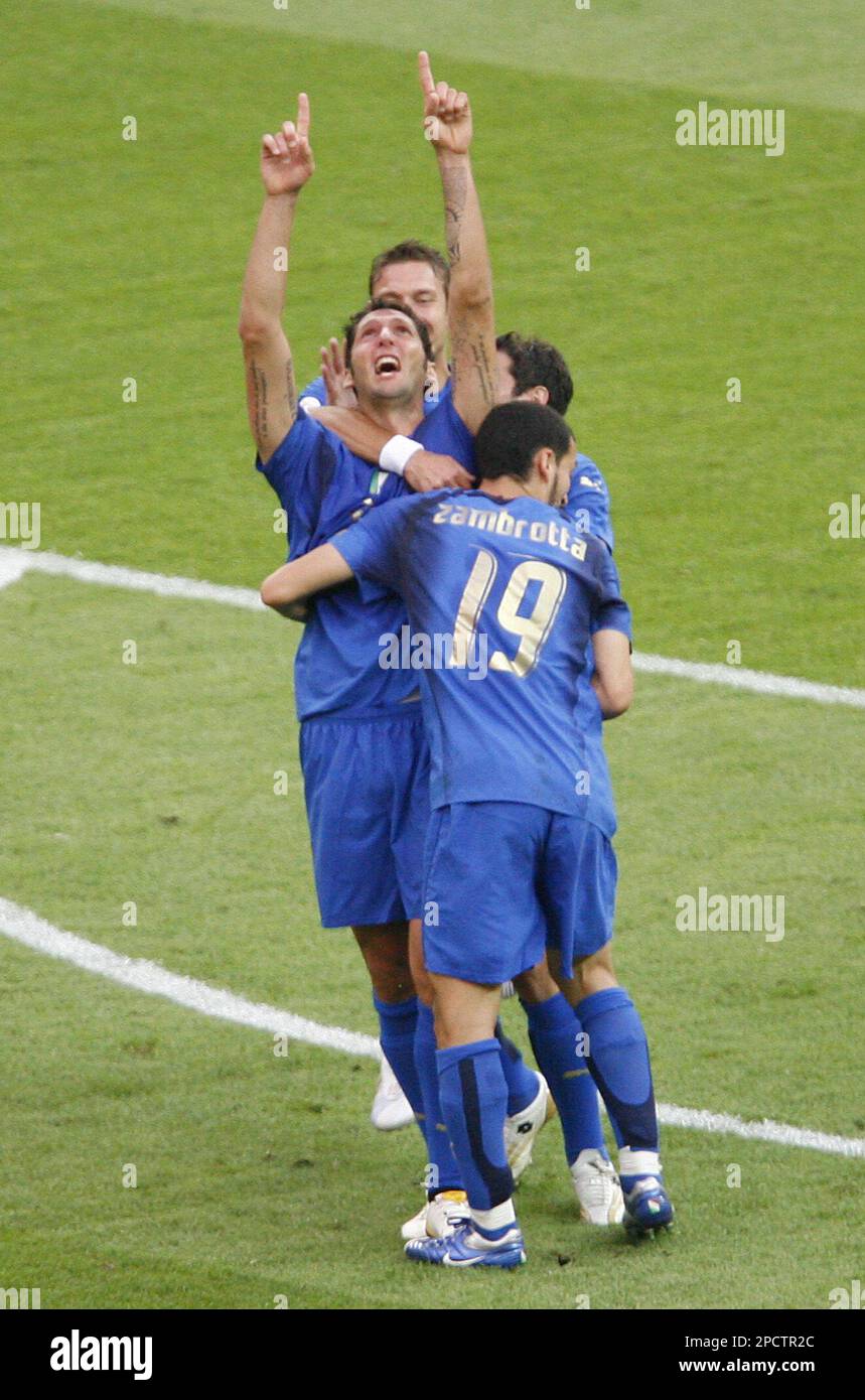 Italy's Marco Materazzi, center with arms raised, celebrates his goal with Gianluca Zambrotta (19) and other teammmates in the final of the soccer World Cup between Italy and France in the Olympic Stadium in Berlin, Sunday, July 9, 2006. (AP Photo/Andrew Medichini) ** MOBILE/PDA USAGE OUT ** Stockfoto