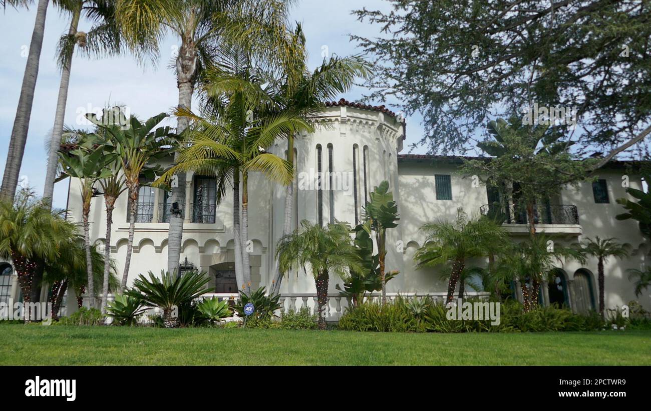 Beverly Hills, Kalifornien, USA 13. März 2023 Ein allgemeiner Blick auf die Atmosphäre von Gangster Bugsy Siegels ehemaligem Haus/Haus, wo er am 20. Juni 1947 um 810 N. Linden Drive ermordet wurde, der hier am 13. März 2023 in Beverly Hills, Kalifornien, USA gezeigt wurde. Das Haus steht jetzt für $17 Millionen Dollar zum Verkauf. Foto: Barry King/Alamy Stock Photo Stockfoto