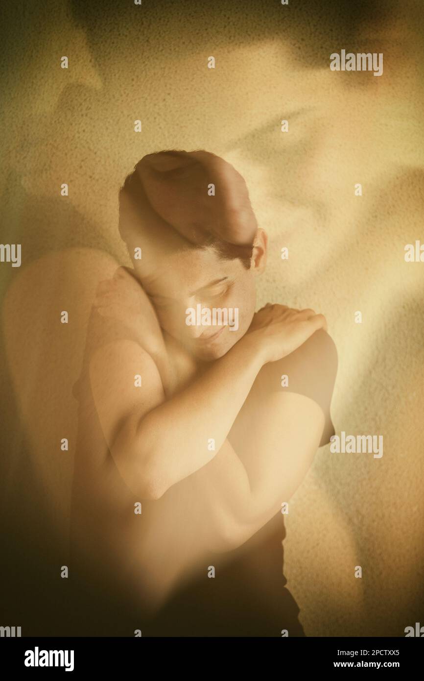 Doppelbelastung einer glücklichen jungen Frau Stockfoto