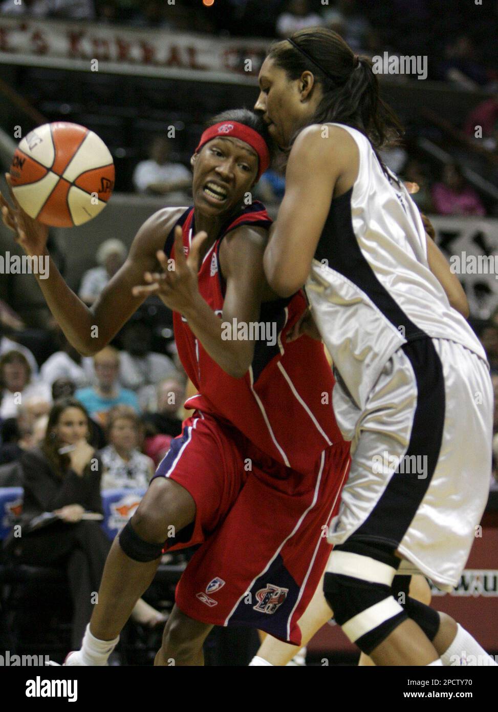 Houston Comets' Michelle Snow, left, drives against San Antonio Silver Stars' Chantelle Anderson during the first quarter of a WNBA basketball game Friday, July 7, 2006, in San Antonio. (AP Photo/Bob Owen) Stockfoto