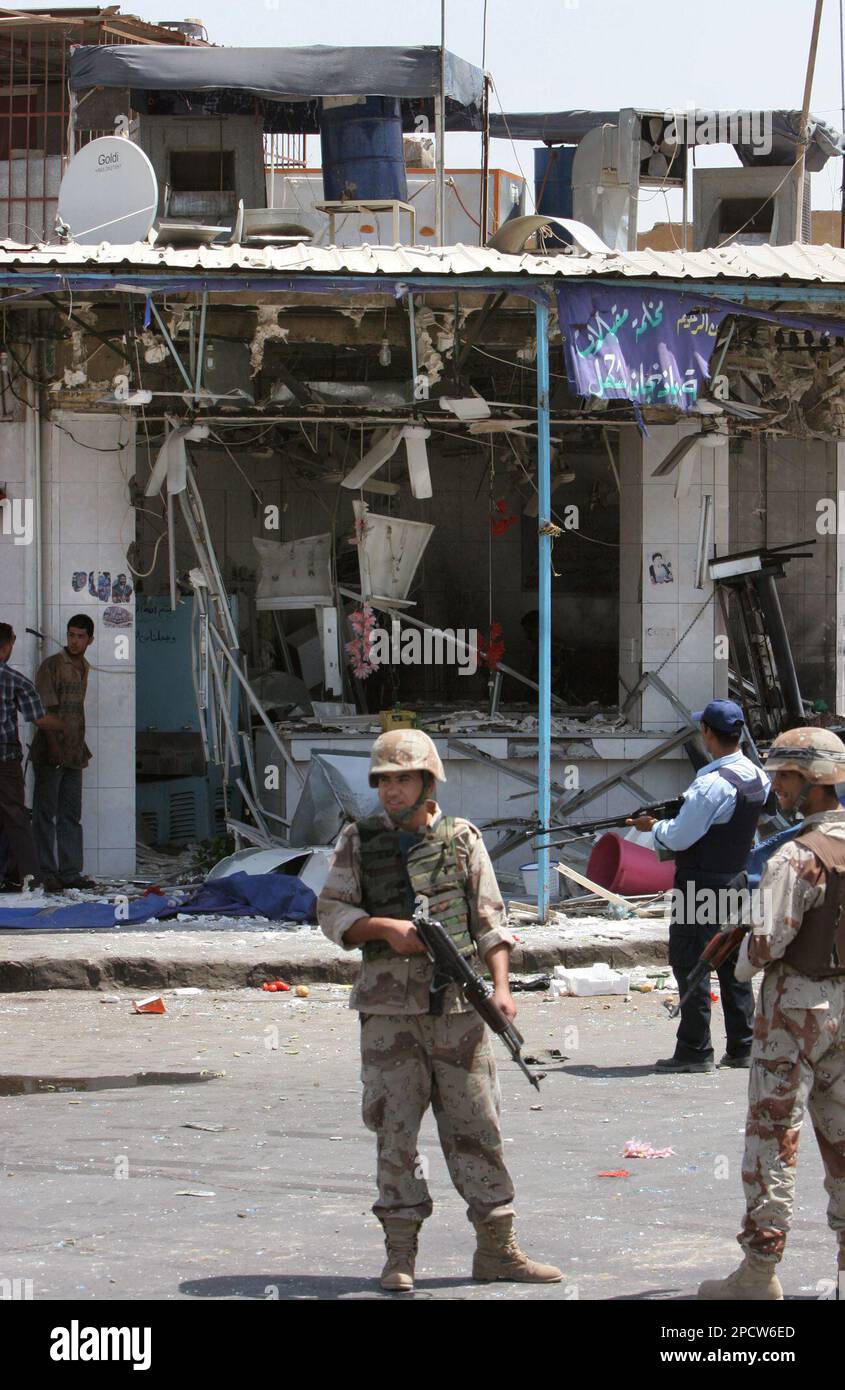 iraqi-soldiers-and-police-inspect-the-damage-from-a-bomb-detonated
