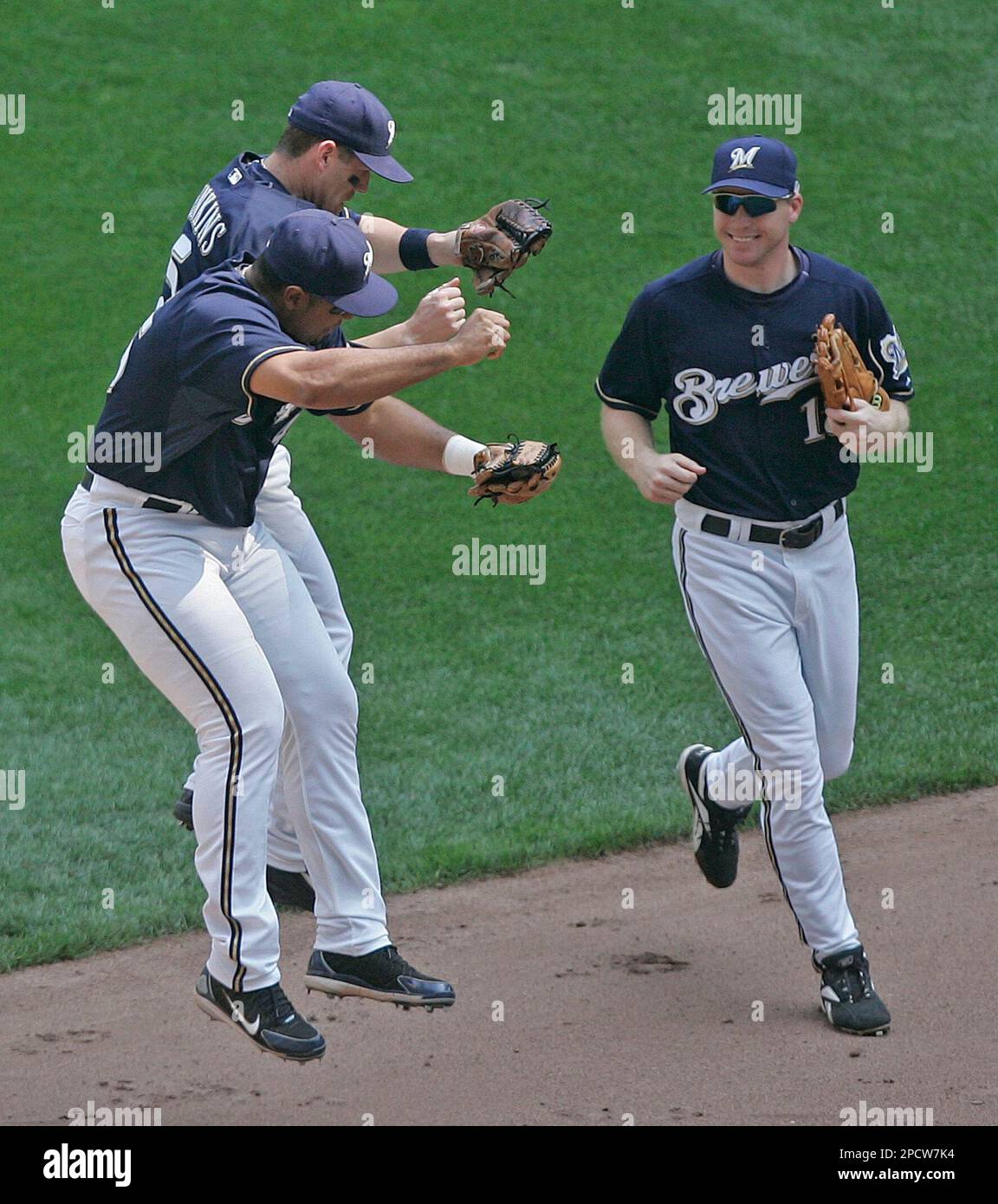 Milwaukee Brewers' Gabe Gross, right, watches as teammates Carlos Lee, left, and Geoff Jenkins celebrate their 5-2 win over the Cincinnati Reds following a baseball game Tuesday, July 4, 2006, in Milwaukee. (AP Photo/Morry Gash) Stockfoto