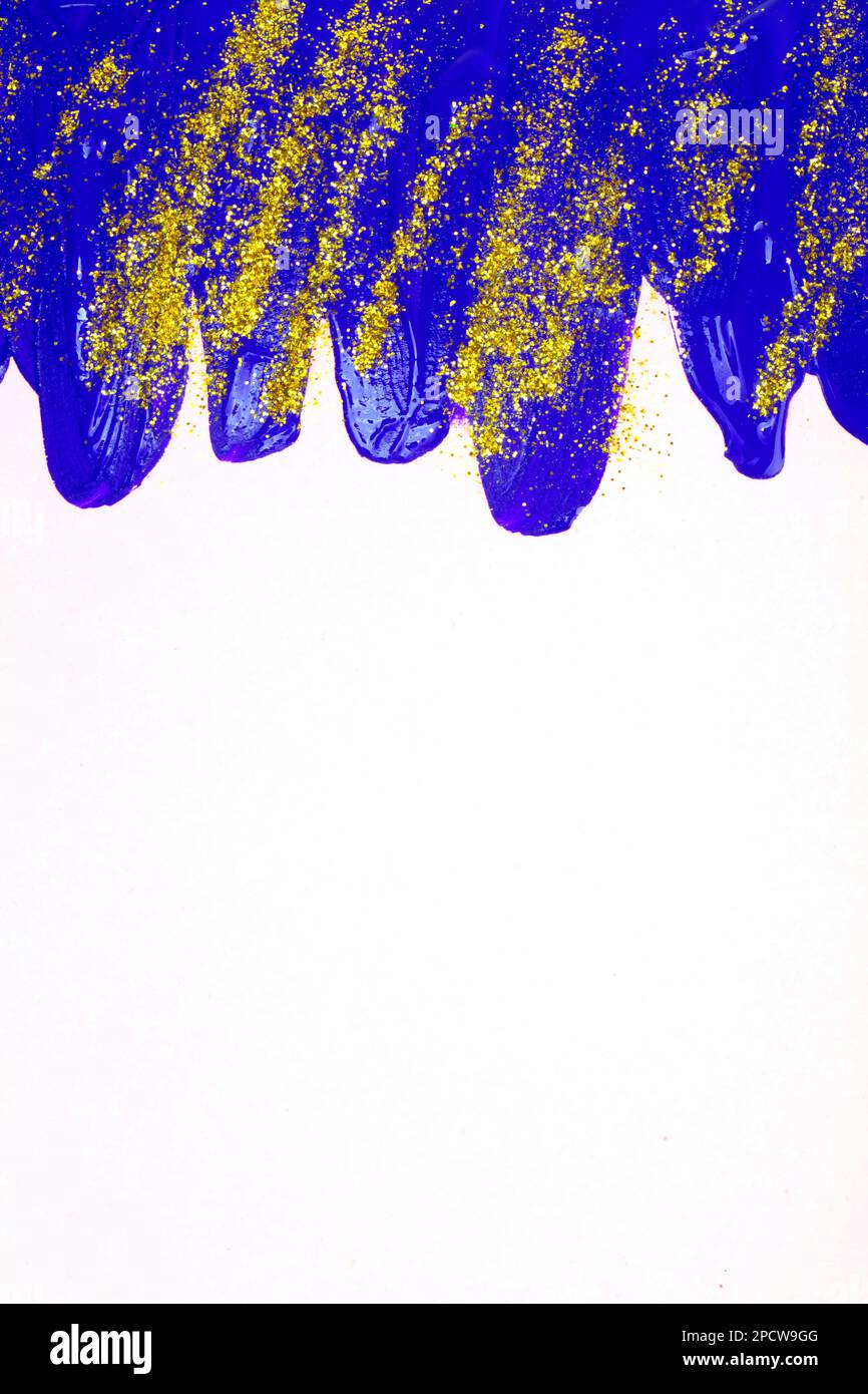 Auf weißem Hintergrund, blaue schillernde Flecken von fließender Acrylfarbe mit Goldglitzern. Stockfoto