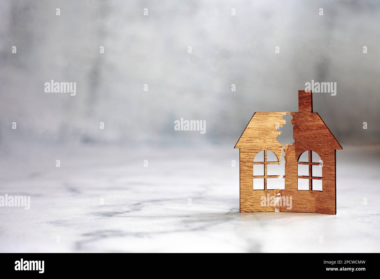 Die Aufteilung der Immobilie. Die Zerstörung der Familie. Ein kaputtes Haus. Scheidung und Teilung von Eigentum. Ein Symbol für Familienprobleme. Scheidung Stockfoto