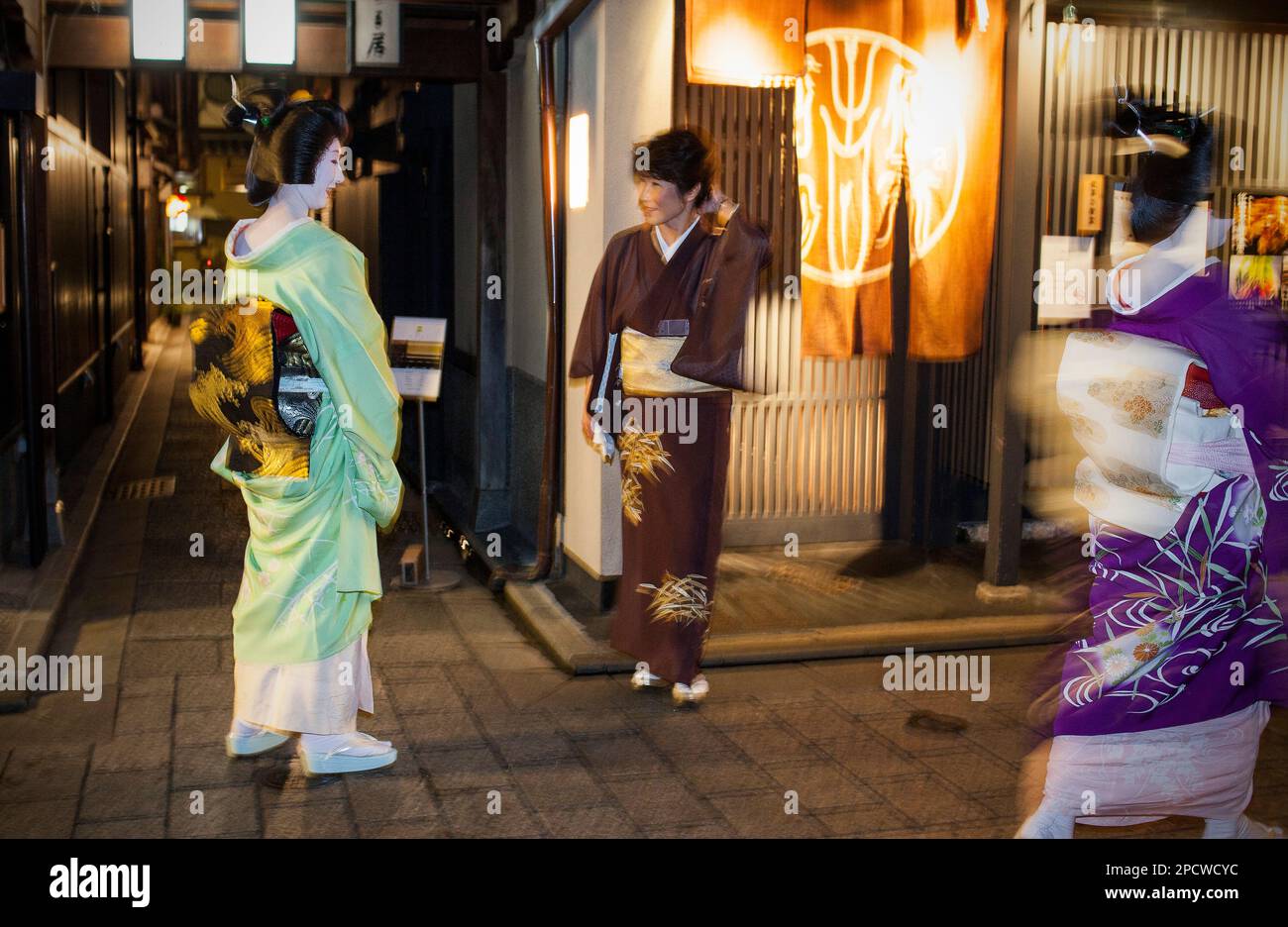 Geishas in Hanamikoji Dori Straße. Geisha ist des Gion.Kyoto Gebietes. Kansai, Japan. Stockfoto