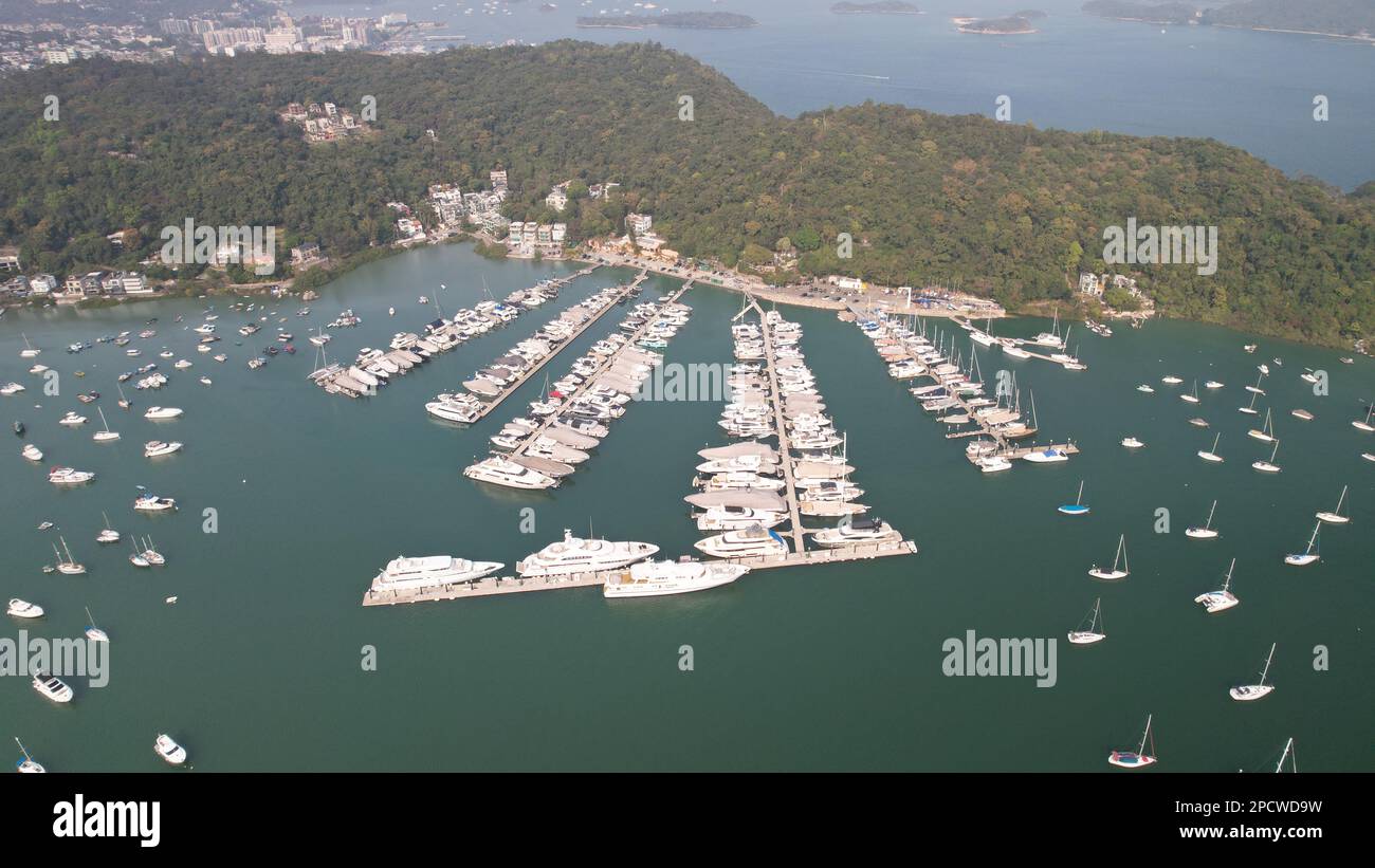 Aus der Sicht der Drohne ein Taifun-Schutzraum, der voller Yachten parkt Stockfoto