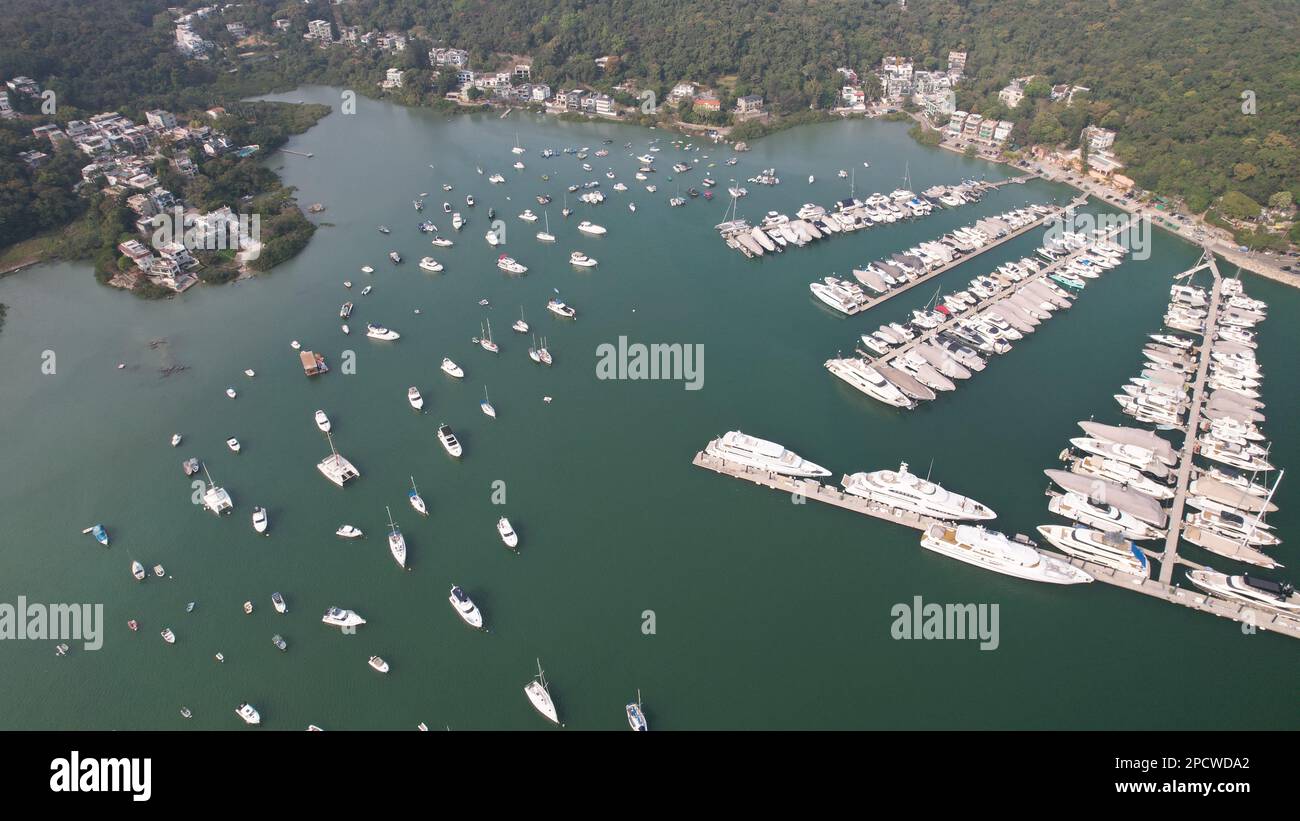 Aus der Sicht der Drohne ein Taifun-Schutzraum, der voller Yachten parkt Stockfoto