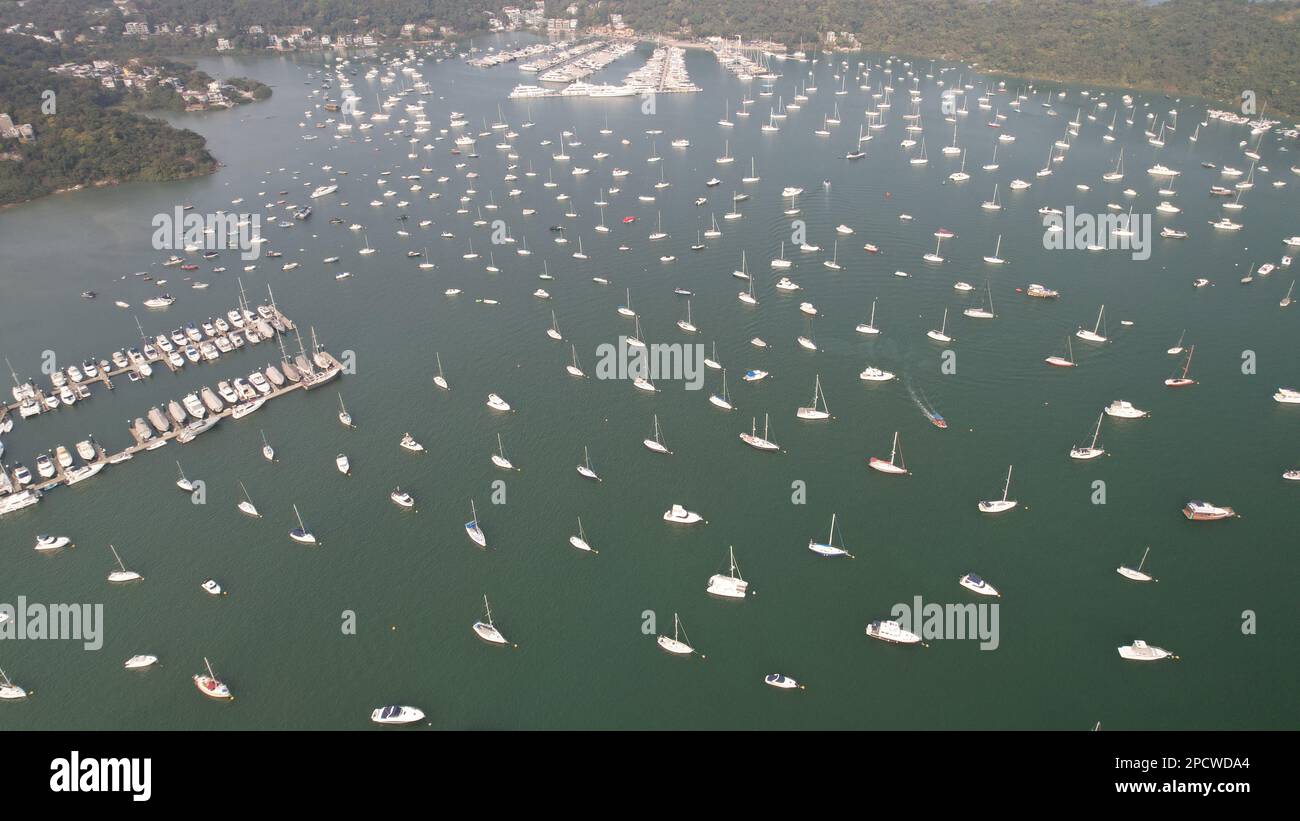 Aus der Sicht der Drohne ein Taifun-Schutzraum, der voller Yachten parkt Stockfoto