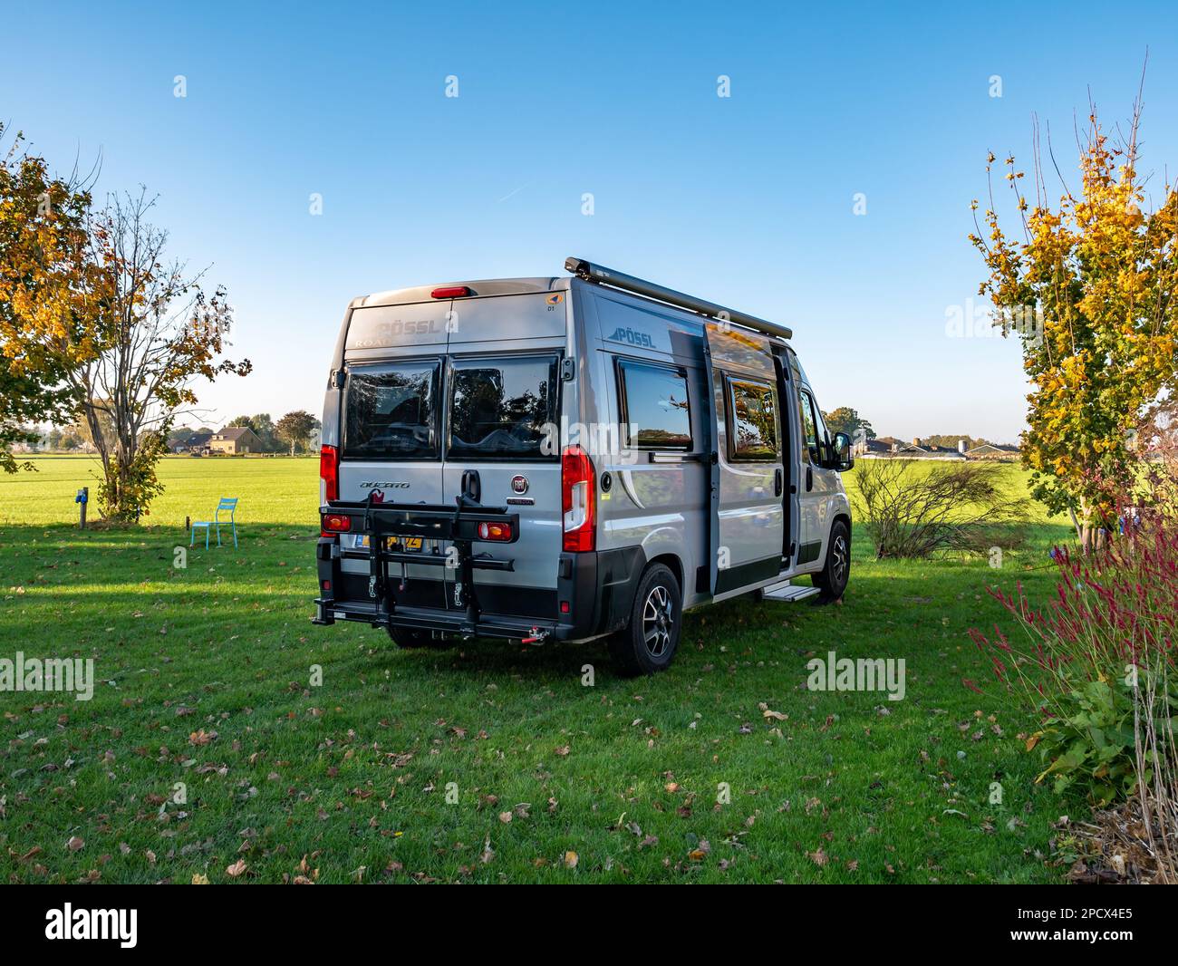 Wohnmobil auf dem Rasen des Campingplatzes, Blick auf Polderlandschaft mit Ackerland, Lunteren, Gelderland, Niederlande Stockfoto