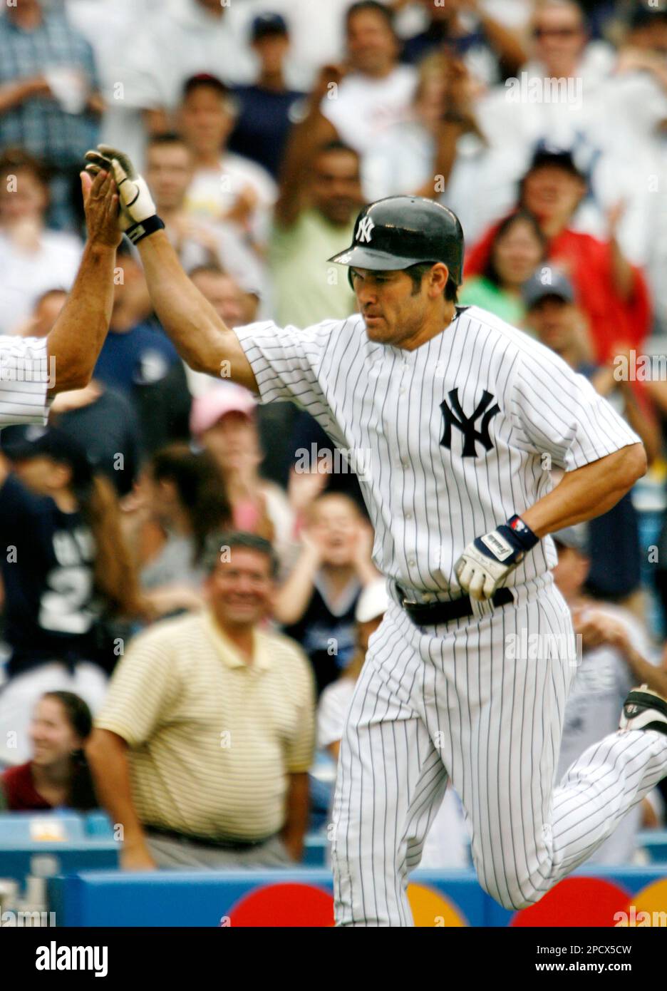 Fans cheer New York Yankees' Johnny Damon after he hit a seventh-inning solo home run off Florida Marlins pitcher Dontrelle Willis in the Yankees 2-1 win over the Marlins, Sunday, June 25, 2006, during their baseball game at Yankee Stadium in New York. (AP Photo/Kathy Willens) Stockfoto