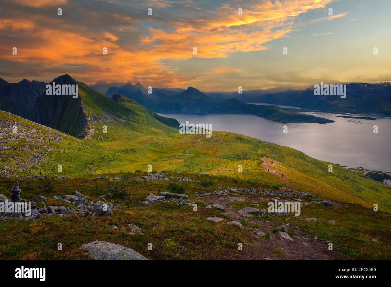 Blick vom Husfjellet-Berg auf Senja Island im Norden Norwegens bei Sonnenuntergang Stockfoto