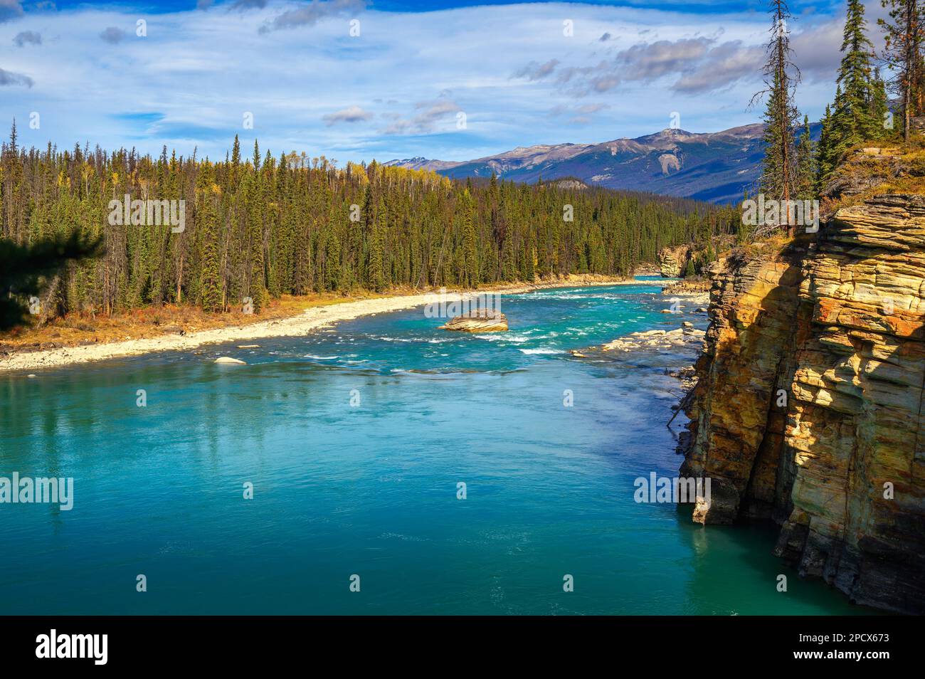 Türkisfarbenes Wasser am Athabasca River im Jasper National Park, Alberta, Kanada Stockfoto