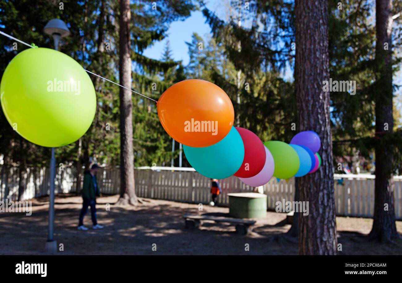Mehrere Ballons an einer Schnur auf einer Kinderparty im Freien Stockfoto