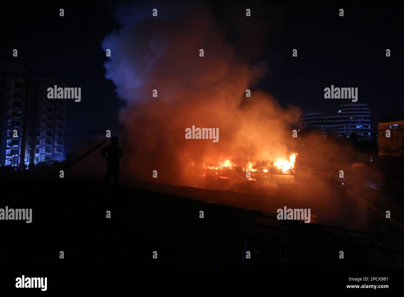 Dhaka. 14. März 2023. Dieses Foto zeigt ein Feuer, das Häuser in einem Slum in Dhaka, Bangladesch, am 13. März 2023 zerrissen hat. Ein massiver Brand riss durch eines der größten Slums in der Hauptstadt von Bangladesch, Dhaka, und zerstörte mindestens 100 Slums. Kredit: Xinhua/Alamy Live News Stockfoto