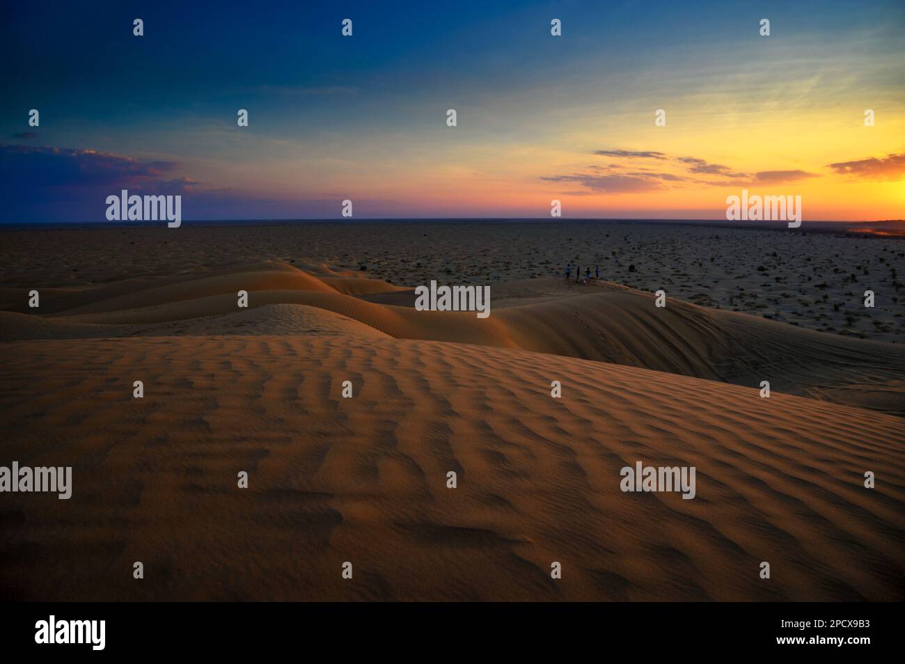 Sonnenuntergang über den Sanddünen der arabischen Wüste in Oman Stockfoto