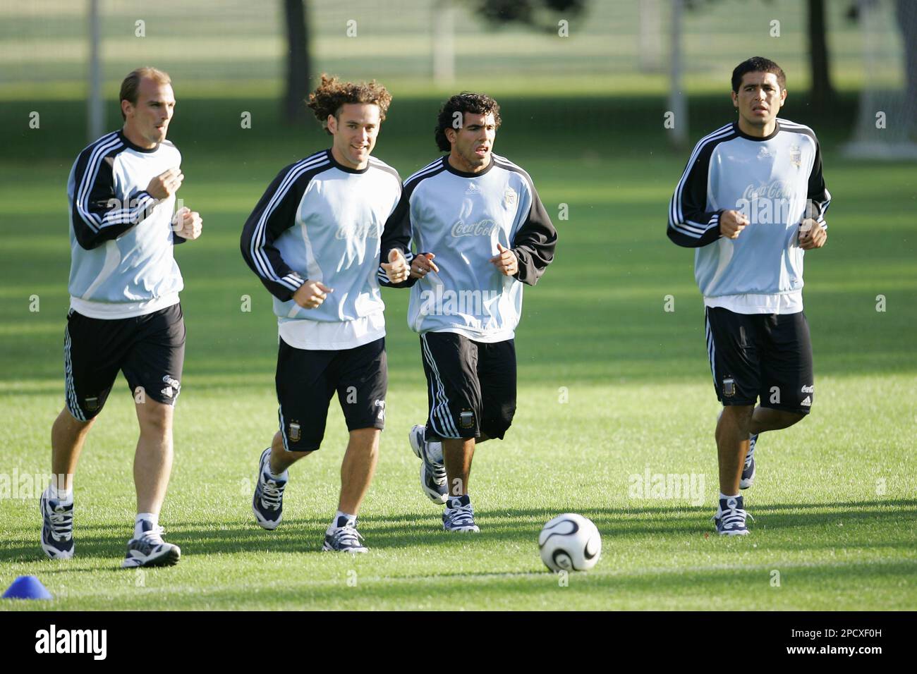 Argentina's national soccer team's players, from left, Esteban Cambiasso, Gabriel Milito, Carlos Tevez and Juan Roman Riquelme run during a training session in Leipzig, Germany, Thursday, June 22, 2006. Argentina finished in first place of Group C at the soccer World Cup in Germany 2006, and will play against Mexico's national soccer team for the round of sixteen on Saturday. (AP Photo/Roberto Candia) Stockfoto